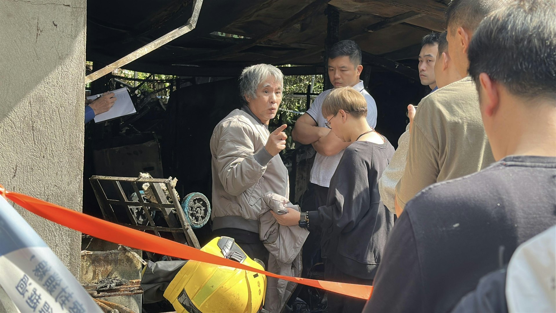 下午1時許,死者的鄰居向在消防及警察講述昨天起火情況。(黃學潤攝) 下午1時許,死者的鄰居向在消防及警察講述昨天起火情況。(黃學潤攝)