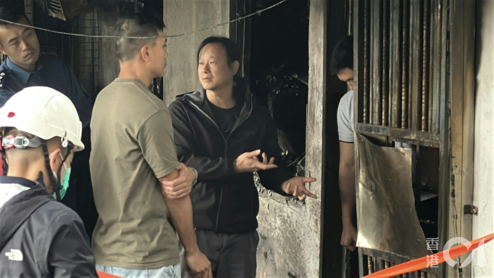 死者的兒子亦在火警現場協助調查。(黃學潤攝) 死者的兒子亦在火警現場協助調查。(黃學潤攝)
