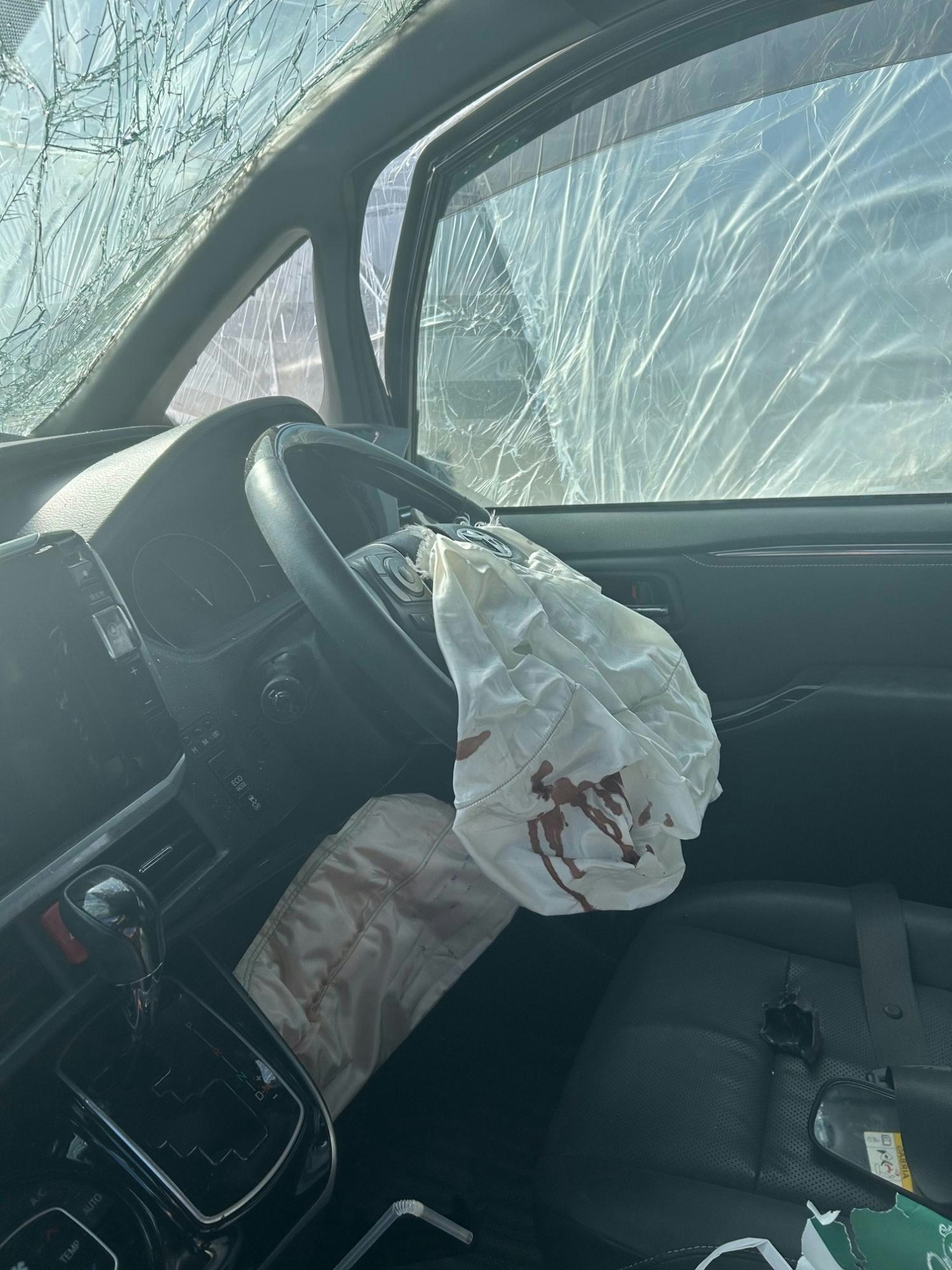 綜合日本媒體報道，日本9月發生一宗駭人車禍。一名男子在公路上開啟自動駕駛模式後，居然鬆開軚盤在車內換衫換鞋，車輛其後突然失控，越線撞向一架迎面而來的私家車，導致對方車上一名1歲男嬰傷重不治。（Youtube@yanagiharamika）