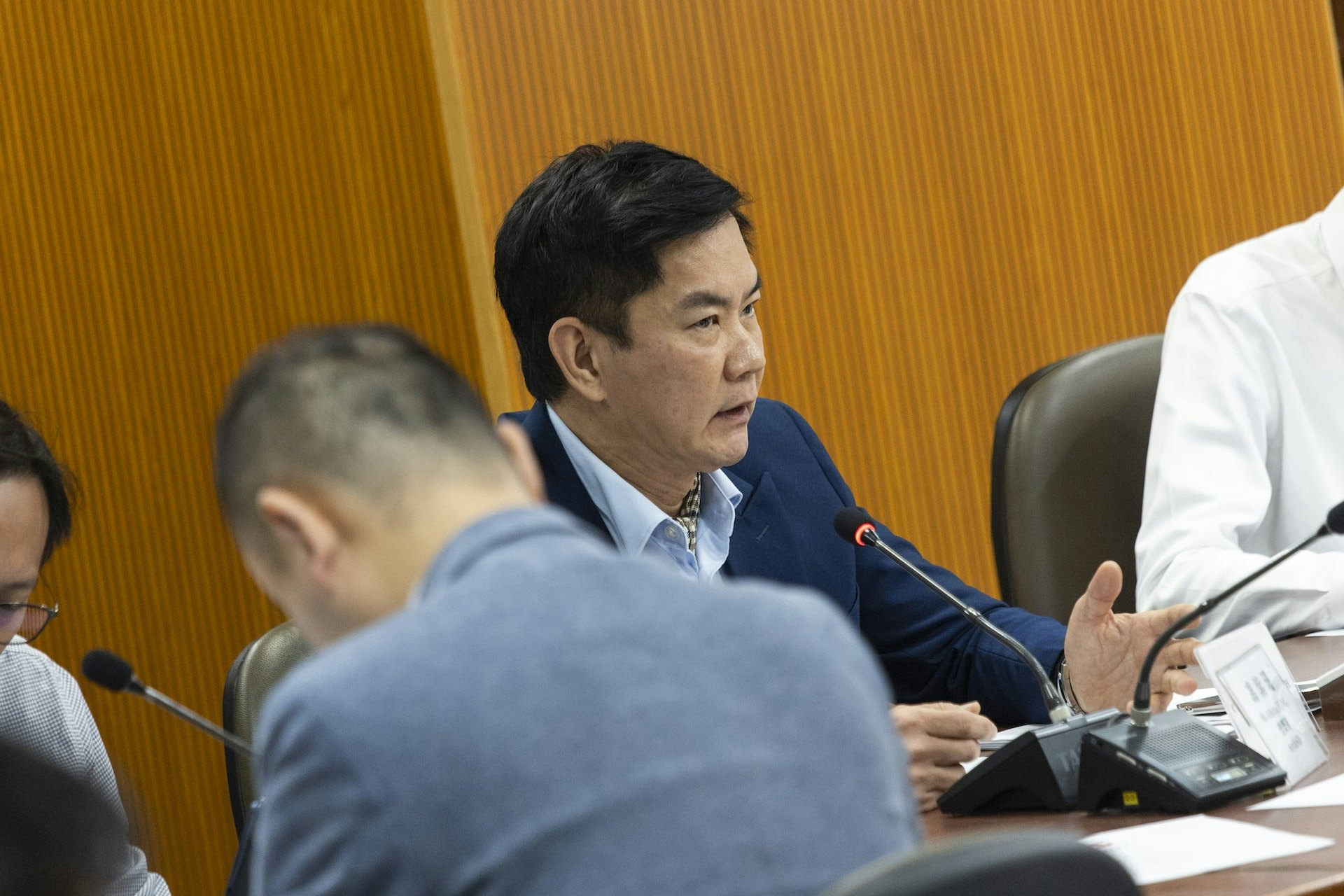 《香港01》翻查最新十八區區議員利益申報表,發現灣仔區議員周錦威疑漏報11個物業、3個車位,相隔一個半月才補充申報。(資料圖片/黃寶瑩攝) 《香港01》翻查最新十八區區議員利益申報表,發現灣仔區議員周錦威疑漏報11個物業、3個車位,相隔一個半月才補充申報。(資料圖片/黃寶瑩攝)