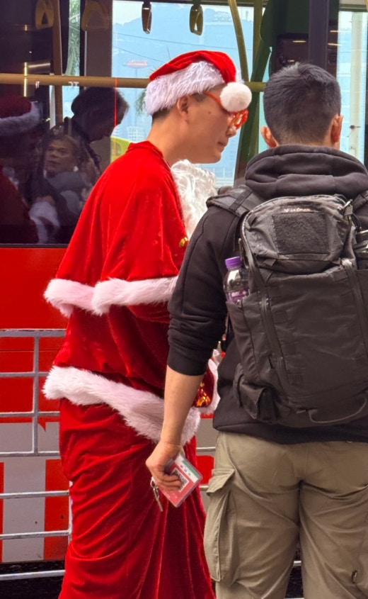 有網民在小紅書發文,指在尖沙咀見到有「聖誕老人」與遊人合照索取費用,有疑似便衣警員到場調查,並將其中3人帶回警署。(小紅書) 有網民在小紅書發文,指在尖沙咀見到有「聖誕老人」與遊人合照索取費用,有疑似便衣警員到場調查,並將其中3人帶回警署。(小紅書)