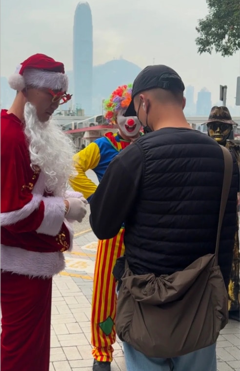 有網民在小紅書發文,指在尖沙咀見到有「聖誕老人」與遊人合照索取費用,有疑似便衣警員到場調查,並將其中3人帶回警署。(小紅書) 有網民在小紅書發文,指在尖沙咀見到有「聖誕老人」與遊人合照索取費用,有疑似便衣警員到場調查,並將其中3人帶回警署。(小紅書)