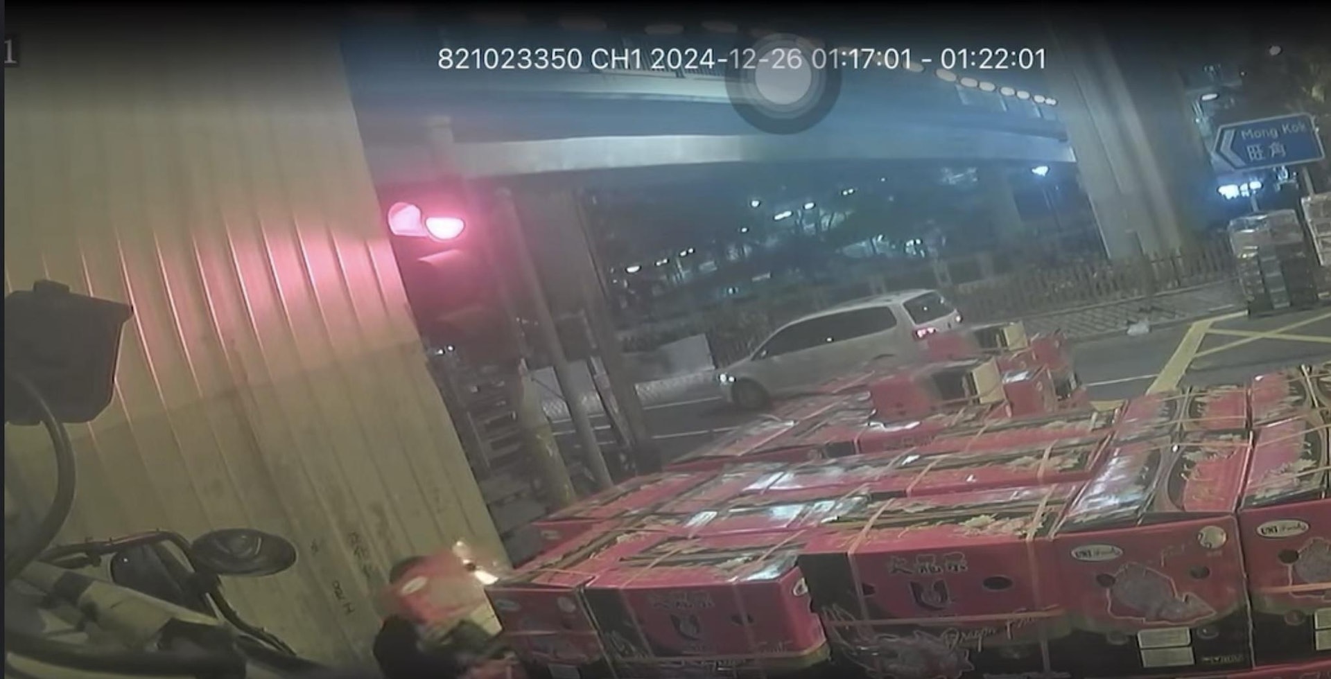 男司機下車抬走一箱火龍果。(車cam L(香港群組)/Fai Fai影片截圖) 男司機下車抬走一箱火龍果。(車cam L(香港群組)/Fai Fai影片截圖)