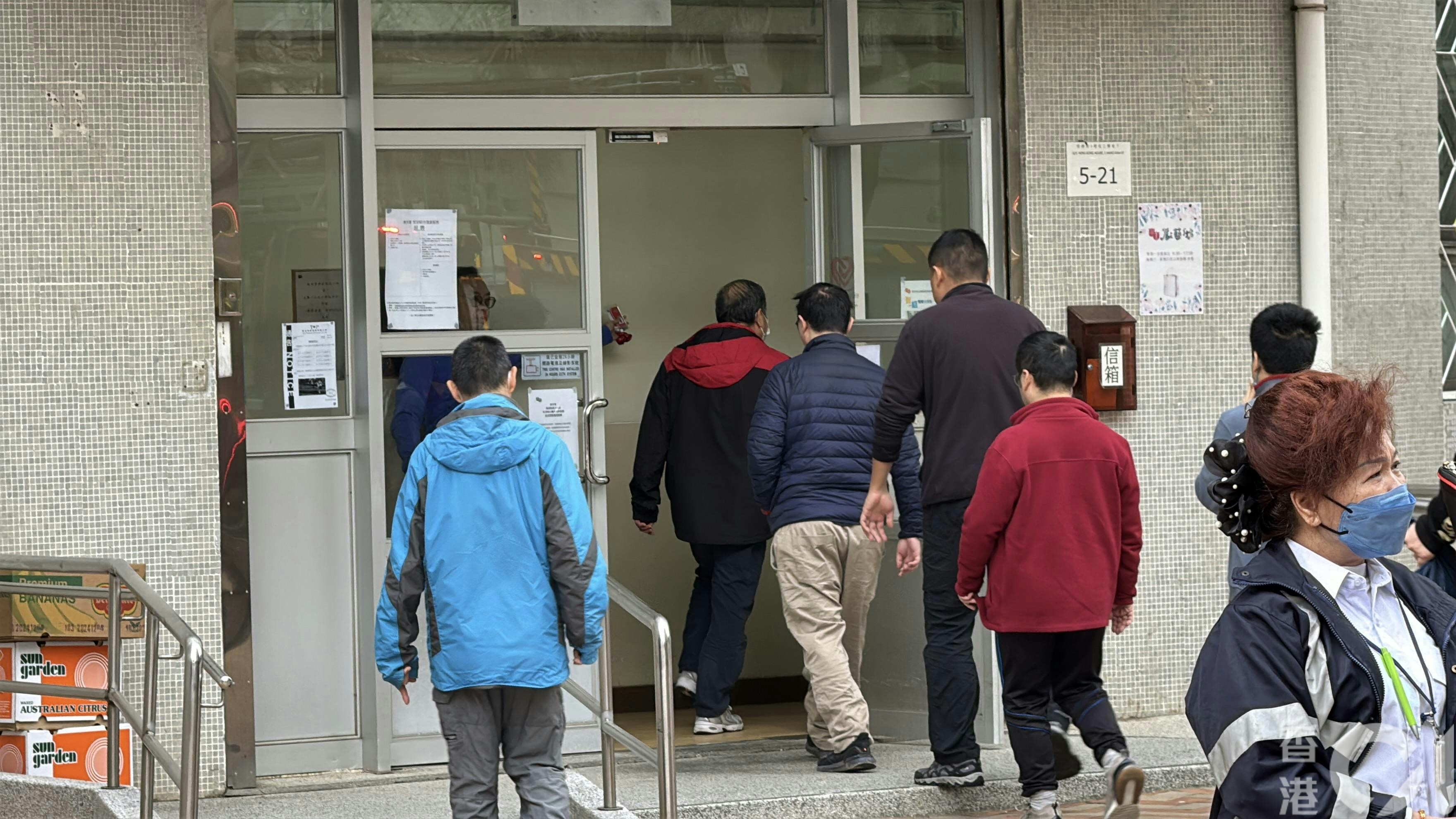 復康中心人員於火警後返回中心。(翁鈺輝攝) 復康中心人員於火警後返回中心。(翁鈺輝攝)