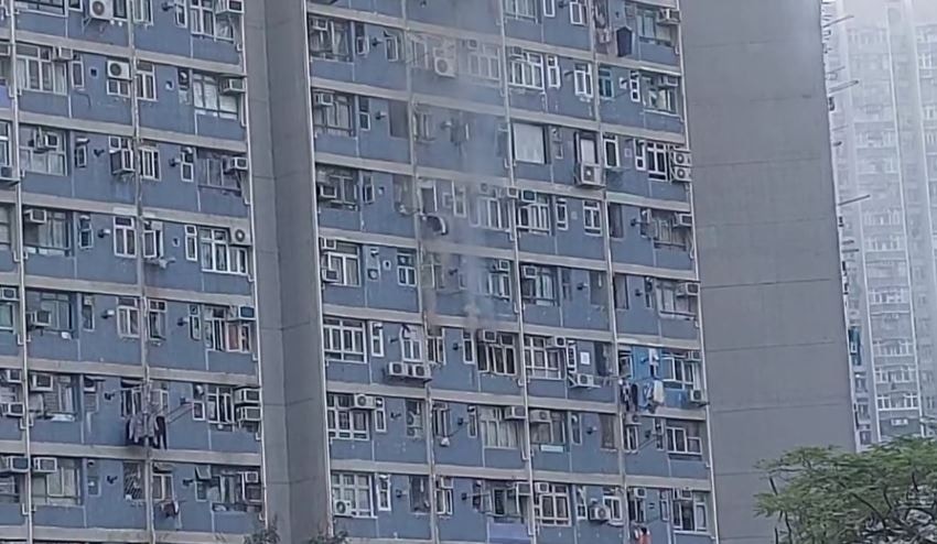 火警期間單位冒煙。(facebook「馬鞍山之友 2.0」截圖) 火警期間單位冒煙。(facebook「馬鞍山之友 2.0」截圖)