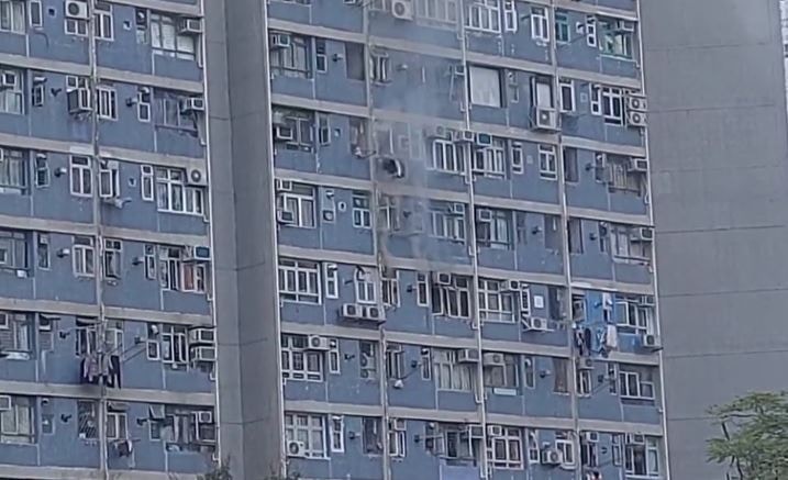 火警期間單位冒煙。(facebook「馬鞍山之友 2.0」截圖) 火警期間單位冒煙。(facebook「馬鞍山之友 2.0」截圖)