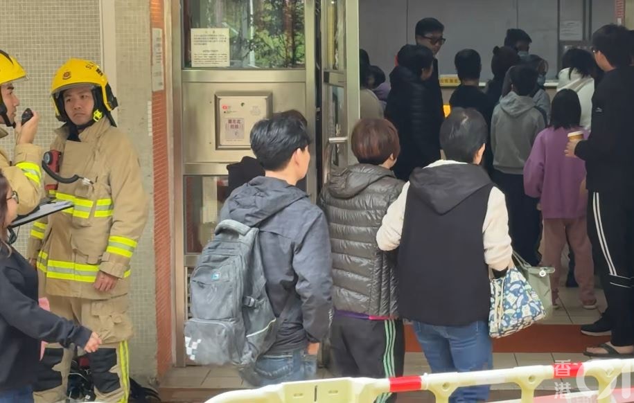 女住戶(中)由親友陪同返回住所。(翁鈺輝攝) 女住戶(中)由親友陪同返回住所。(翁鈺輝攝)