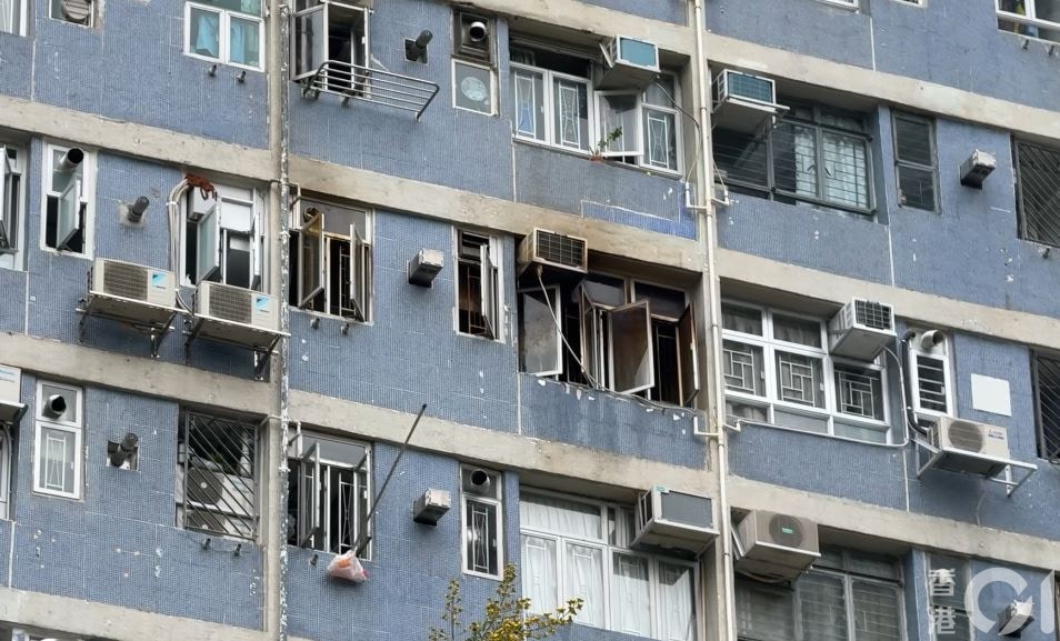 單位外牆熏黑。(翁鈺輝攝) 單位外牆熏黑。(翁鈺輝攝)