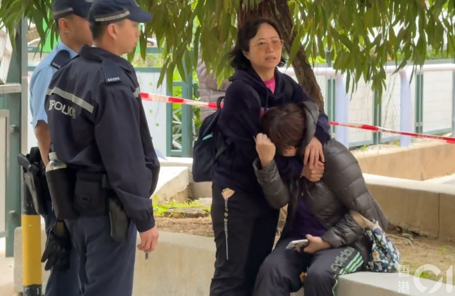 起火單位女戶主情緒激動,由親友安慰。(翁鈺輝攝) 起火單位女戶主情緒激動,由親友安慰。(翁鈺輝攝)