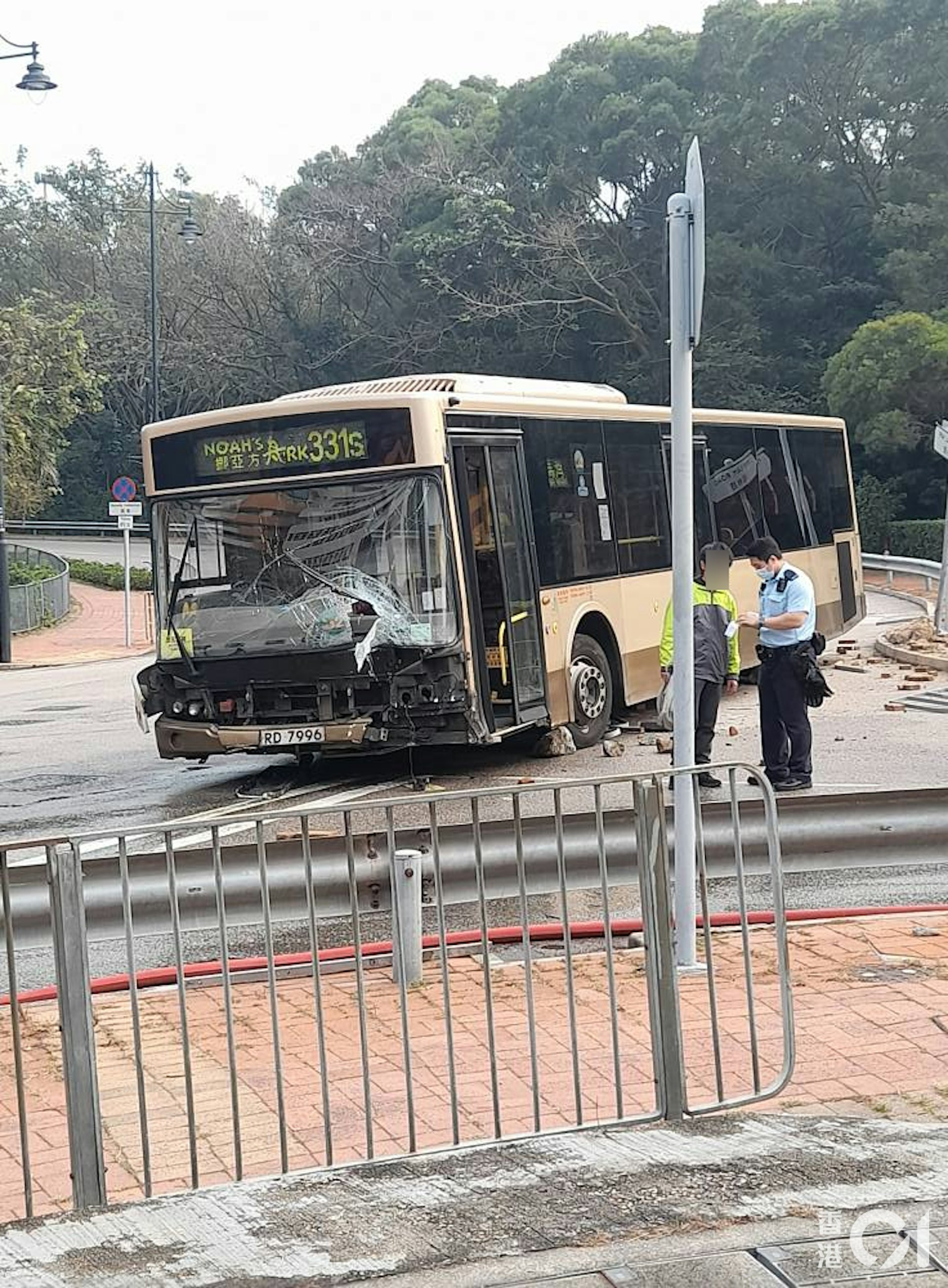 一輛巴士駛至珀林路附近時,懷疑失控自剷撞欄,車身一度冒煙。(Facebook Jo Ng Park Island Friends 珀麗灣快樂群組) 一輛巴士駛至珀林路附近時,懷疑失控自剷撞欄,車身一度冒煙。(Facebook Jo Ng Park Island Friends 珀麗灣快樂群組)