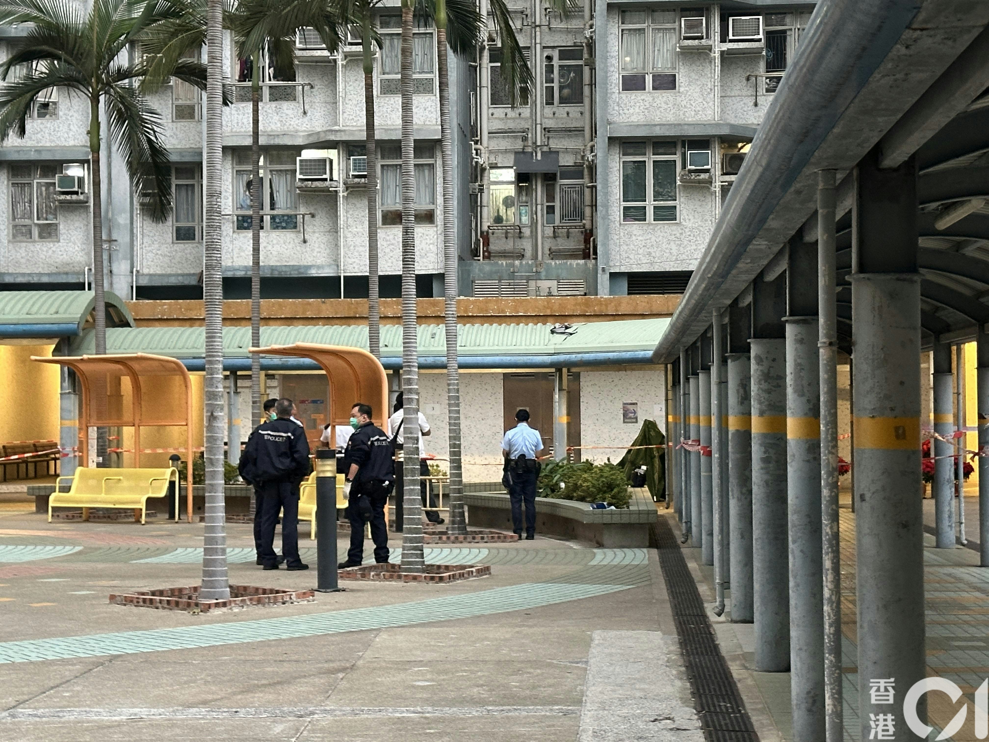 石硤尾白田邨昌田樓一名男子懷疑由高處墮下，倒卧大廈對開地面，昏迷不醒。（王譯揚攝）