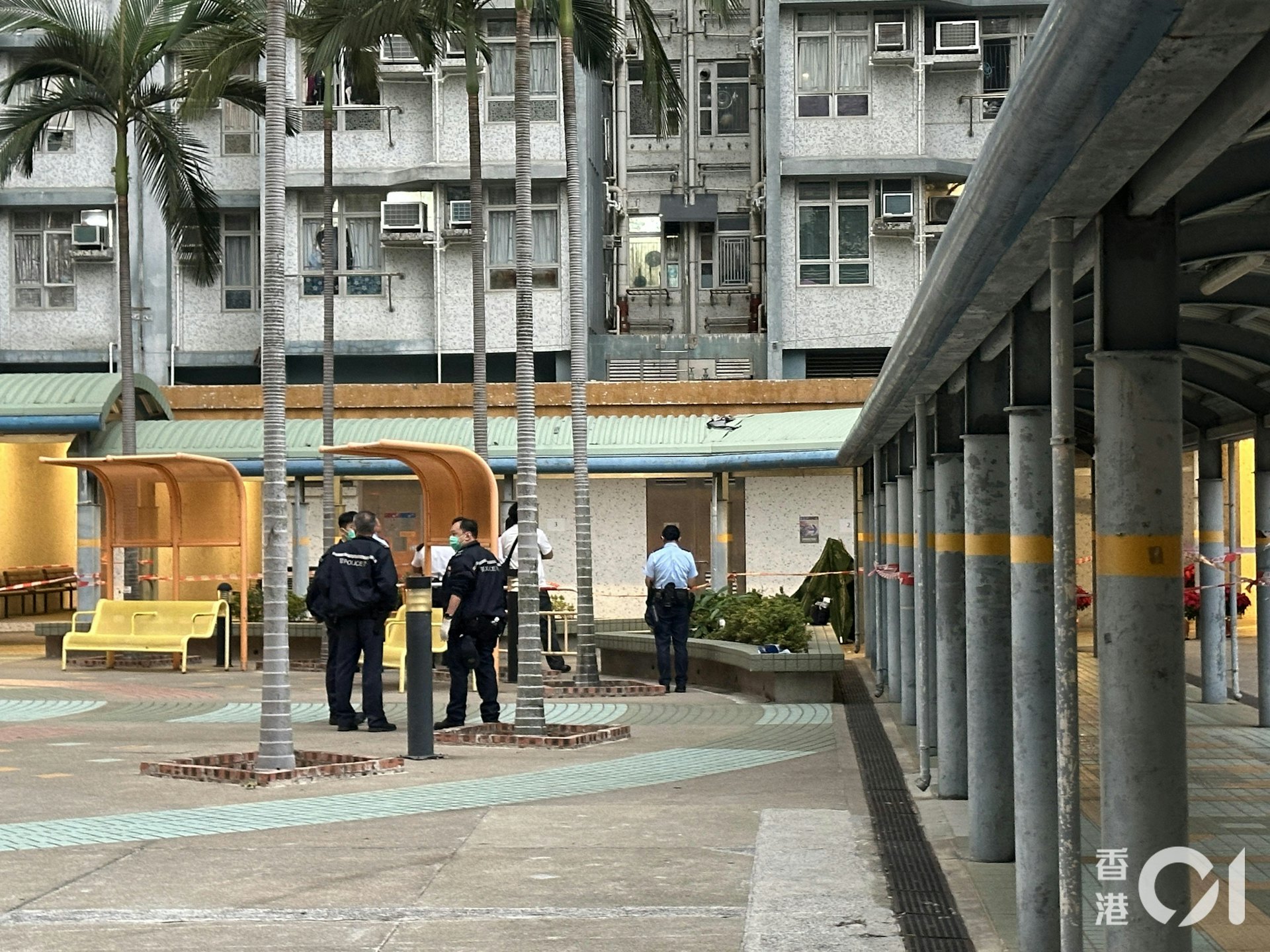 石硤尾白田邨昌田樓一名男子懷疑由高處墮下,倒卧大廈對開地面,昏迷不醒。(王譯揚攝) 石硤尾白田邨昌田樓一名男子懷疑由高處墮下,倒卧大廈對開地面,昏迷不醒。(王譯揚攝)