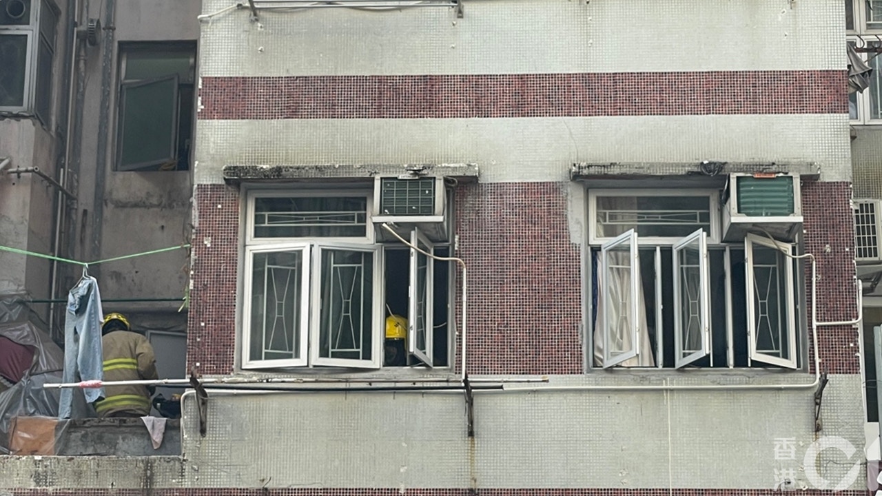 深水埗福華街單位拖板冒煙消防員到場處理