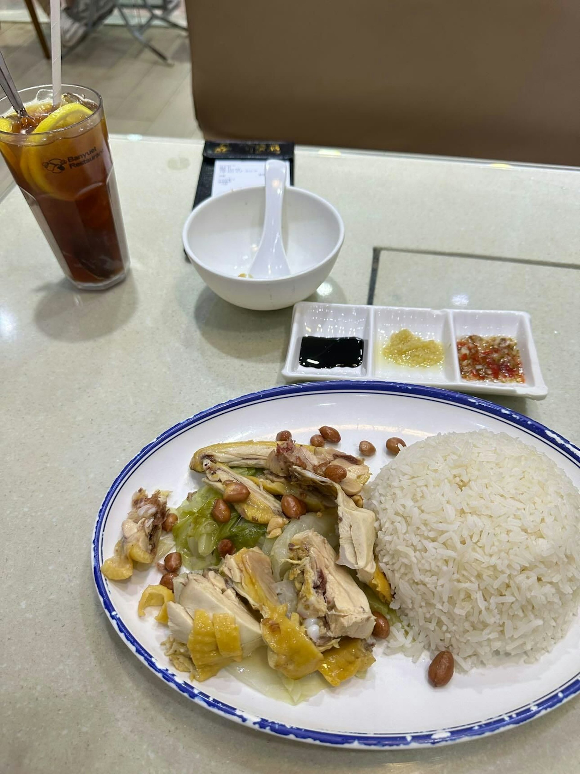 有網民在大角咀某茶餐廳點了1客海南雞飯,不過雞飯上桌時卻賣相欠佳,令她不禁嘲諷形容是「海南湯渣飯」。(「中伏飲食報料區」FB圖片) 有網民在大角咀某茶餐廳點了1客海南雞飯,不過雞飯上桌時卻賣相欠佳,令她不禁嘲諷形容是「海南湯渣飯」。(「中伏飲食報料區」FB圖片)