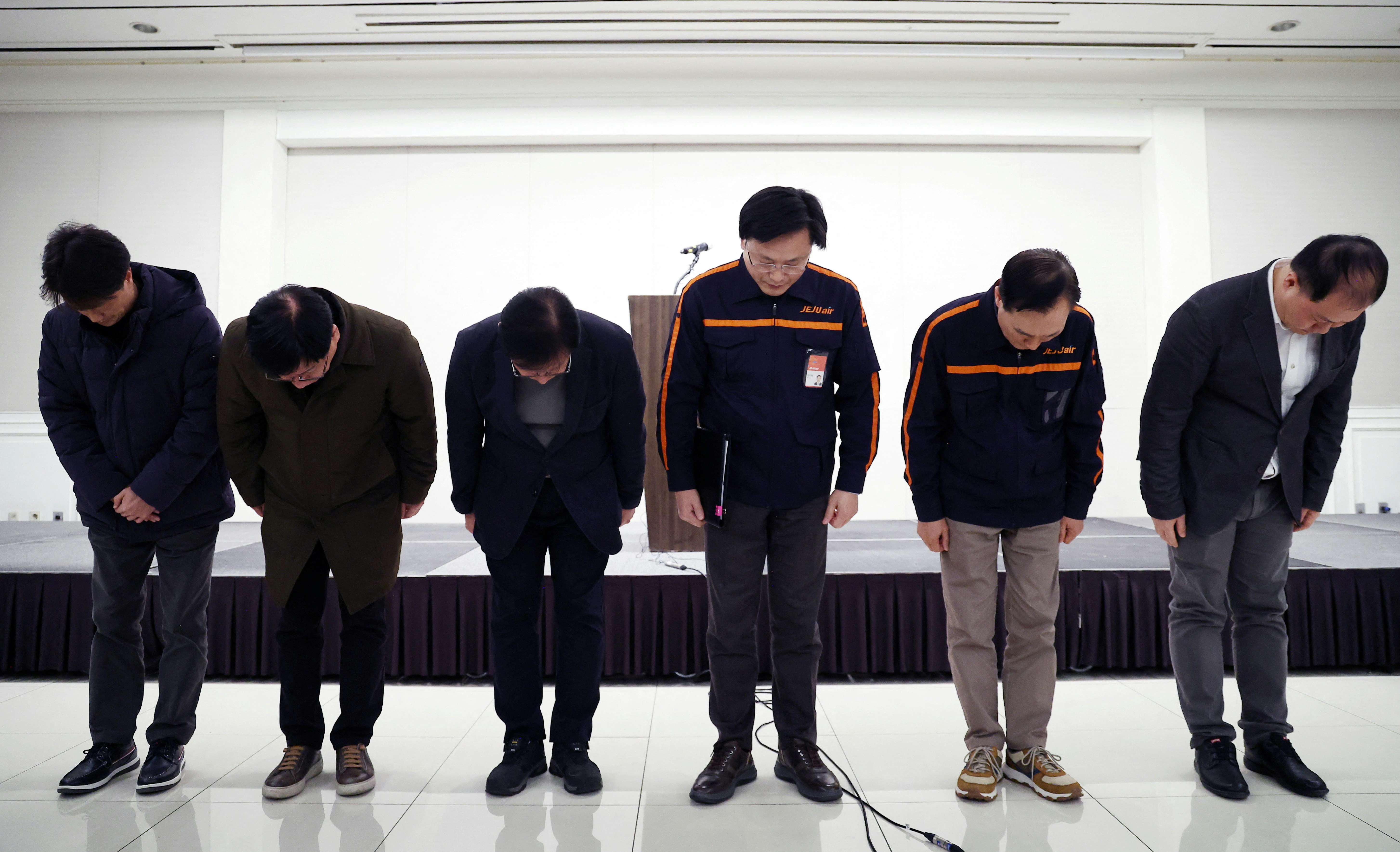韓國濟州航空高層2024年12月29日就空難事件道歉（Reuters）
