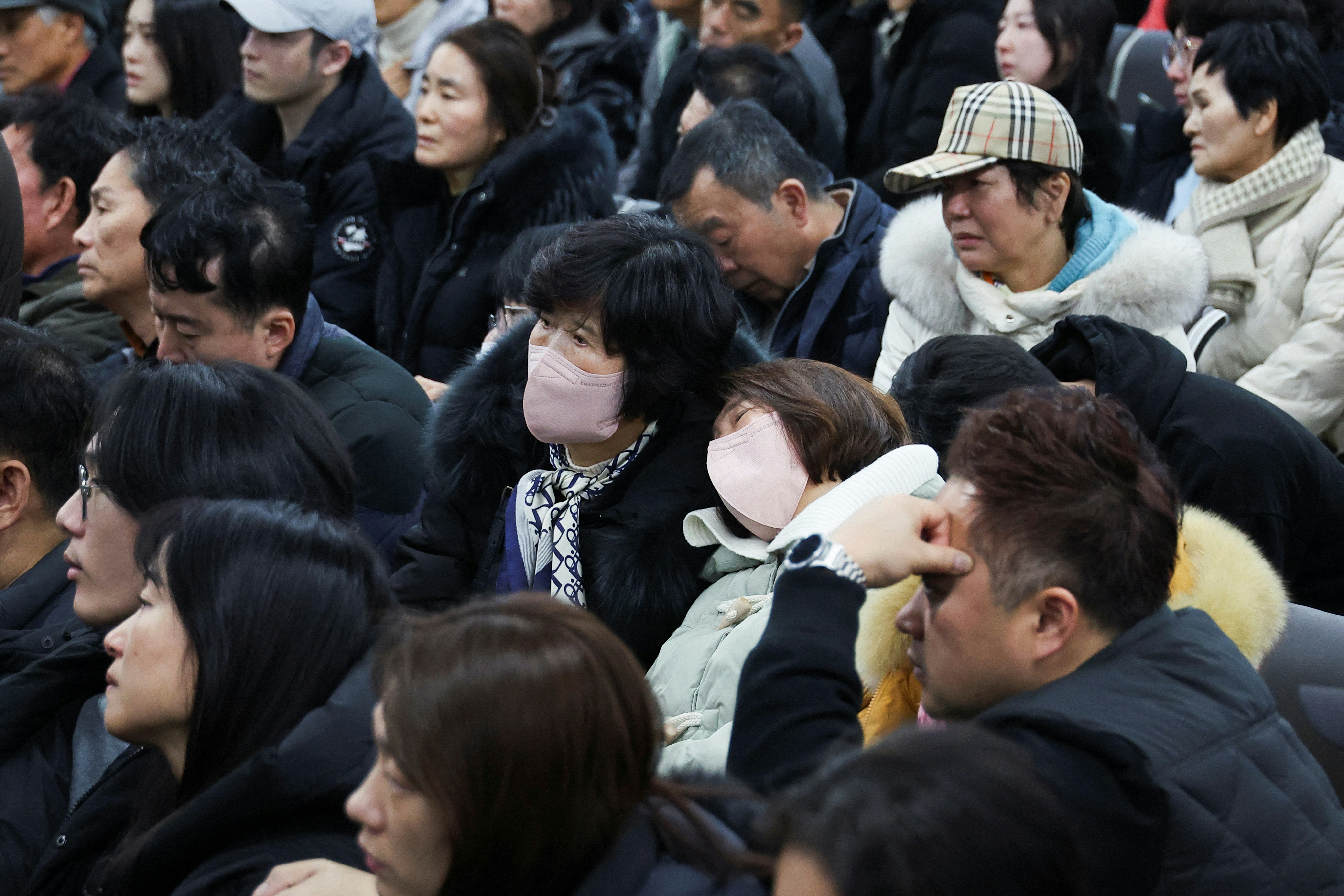 韓國濟州航空一架客機2024年12月29日降落時出事後，乘客家屬趕到機場等候消息，神情哀傷（Reuters）