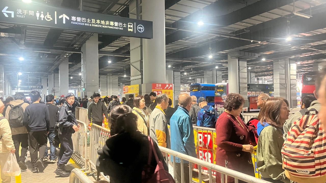 聖誕回港高峰期 蓮塘口岸巴士站現人龍 情侶北上玩5日花4000元 聖誕回港高峰期 蓮塘口岸巴士站現人龍 情侶北上玩5日花4000元