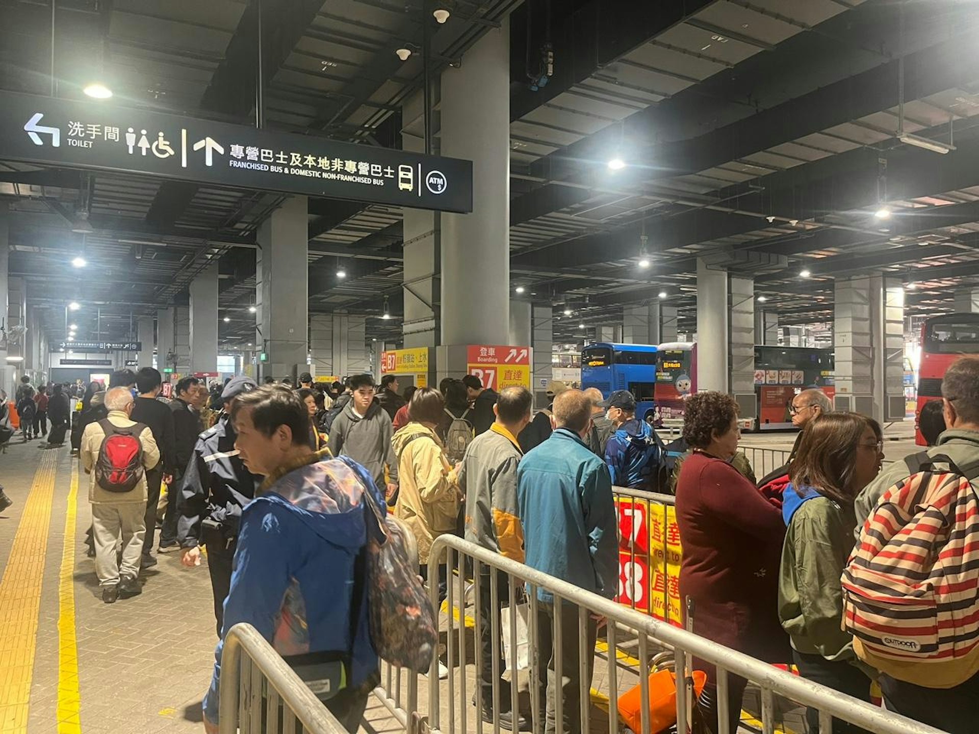 聖誕節周末連假今日(29)結束,蓮塘/香園圍口岸下午陸續有港人回港,部份巴士線出現排隊人龍。(賴卓盈攝) 聖誕節周末連假今日(29)結束,蓮塘/香園圍口岸下午陸續有港人回港,部份巴士線出現排隊人龍。(賴卓盈攝)