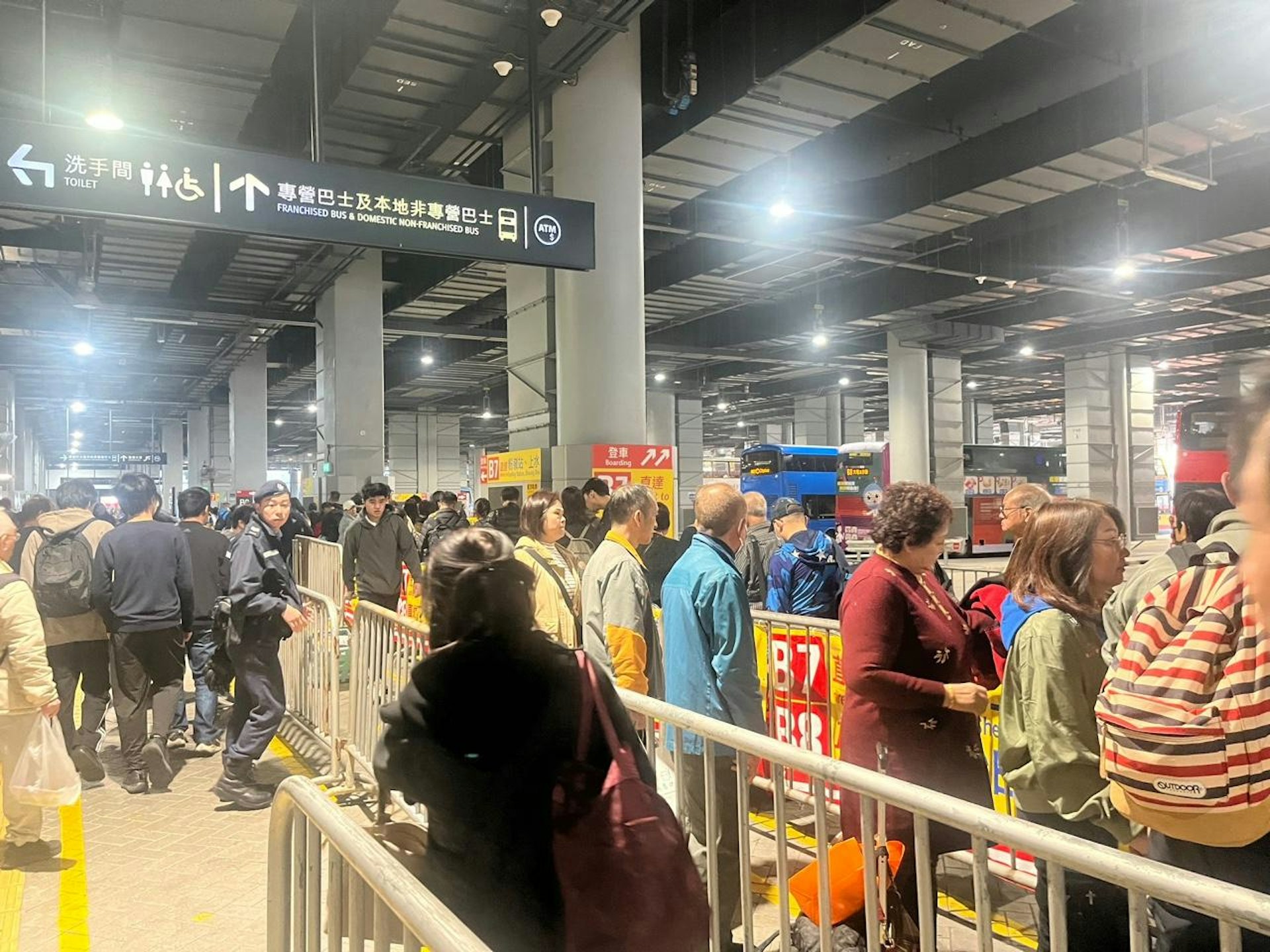 聖誕節周末連假今日(29)結束,蓮塘/香園圍口岸下午陸續有港人回港,部份巴士線出現排隊人龍。(賴卓盈攝) 聖誕節周末連假今日(29)結束,蓮塘/香園圍口岸下午陸續有港人回港,部份巴士線出現排隊人龍。(賴卓盈攝)