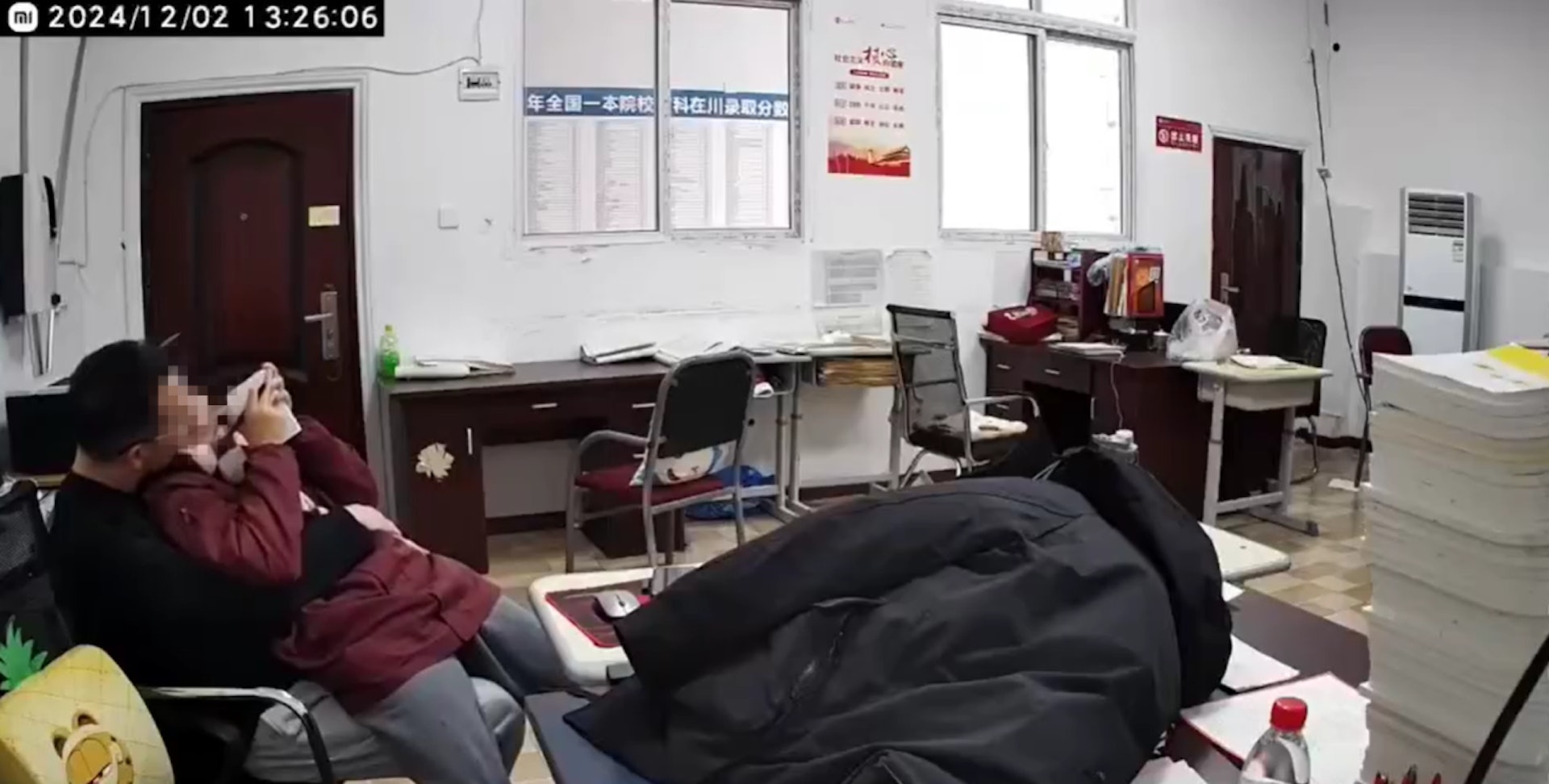 四川達州有高中男老師疑與女學生存在不雅行為,在學校辦公室內舉止親昵。(微信公眾號@川教差評) 四川達州有高中男老師疑與女學生存在不雅行為,在學校辦公室內舉止親昵。(微信公眾號@川教差評)