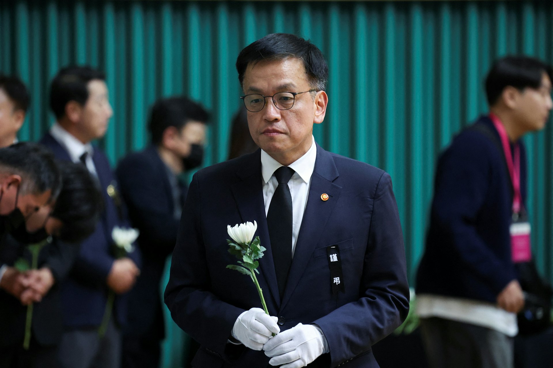 2024年12月30日,韓國代理總統崔相穆在韓國務安體育公園參觀濟州航空事故遇難者祭壇。(Reuters) 2024年12月30日,韓國代理總統崔相穆在韓國務安體育公園參觀濟州航空事故遇難者祭壇。(Reuters)