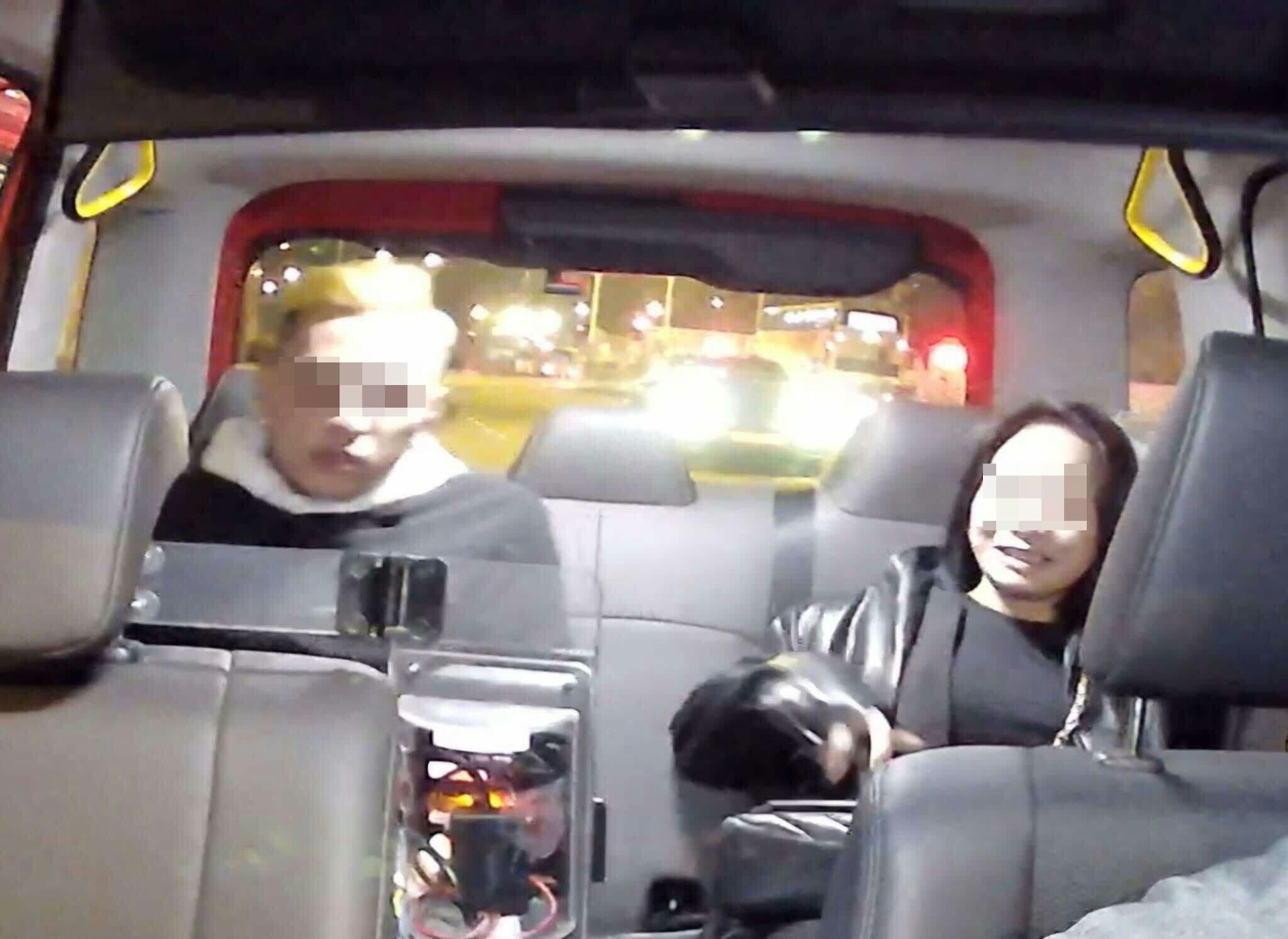 近日網傳有1對男女於油塘坐的士到太子,女乘客先下車,而後下車的男乘客卻沒有付錢就急步離開。(「屯門公路塞車關注組」FB圖片) 近日網傳有1對男女於油塘坐的士到太子,女乘客先下車,而後下車的男乘客卻沒有付錢就急步離開。(「屯門公路塞車關注組」FB圖片)