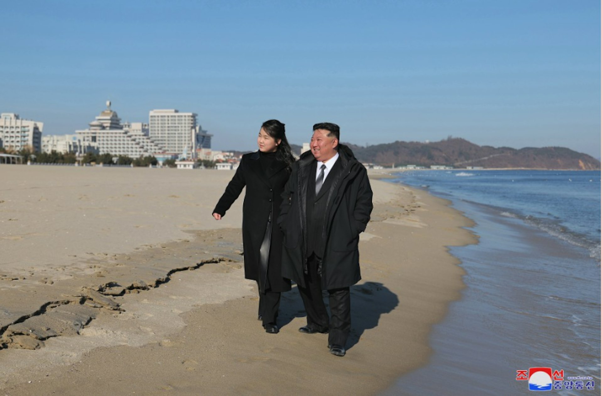 朝鮮領導人金正恩12月29日攜女兒金珠愛在東海岸知名旅遊聖地「明沙十里」視察。(朝中社 via Reuters) 朝鮮領導人金正恩12月29日攜女兒金珠愛在東海岸知名旅遊聖地「明沙十里」視察。(朝中社 via Reuters)