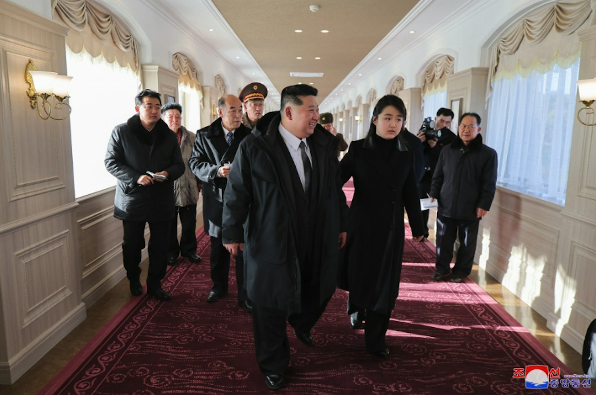 朝鮮領導人金正恩12月29日攜女兒金珠愛在東海岸知名旅遊聖地「明沙十里」視察。(朝中社 via Reuters) 朝鮮領導人金正恩12月29日攜女兒金珠愛在東海岸知名旅遊聖地「明沙十里」視察。(朝中社 via Reuters)