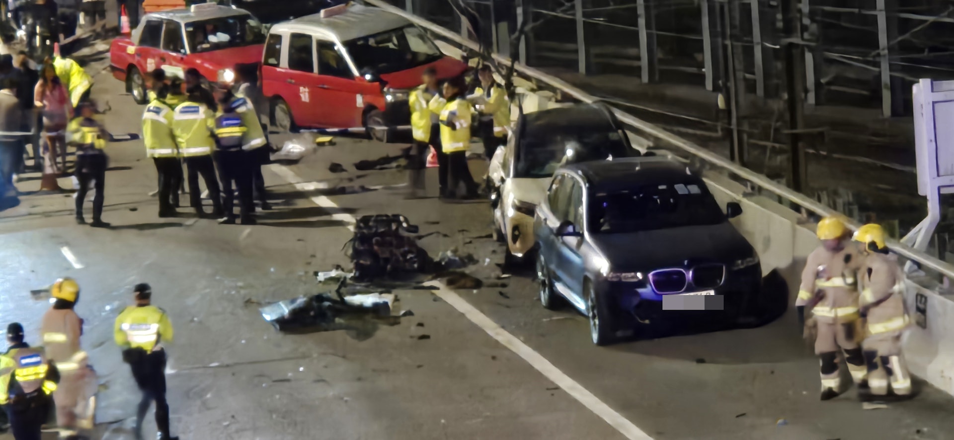 警方及救護車接報到場,初步涉及4輛私家車及2輛的士,其中1名男子當場證實死亡,1人送院時死亡。另外有1人昏迷,2人受傷,均被送院治理。(陳永武攝)