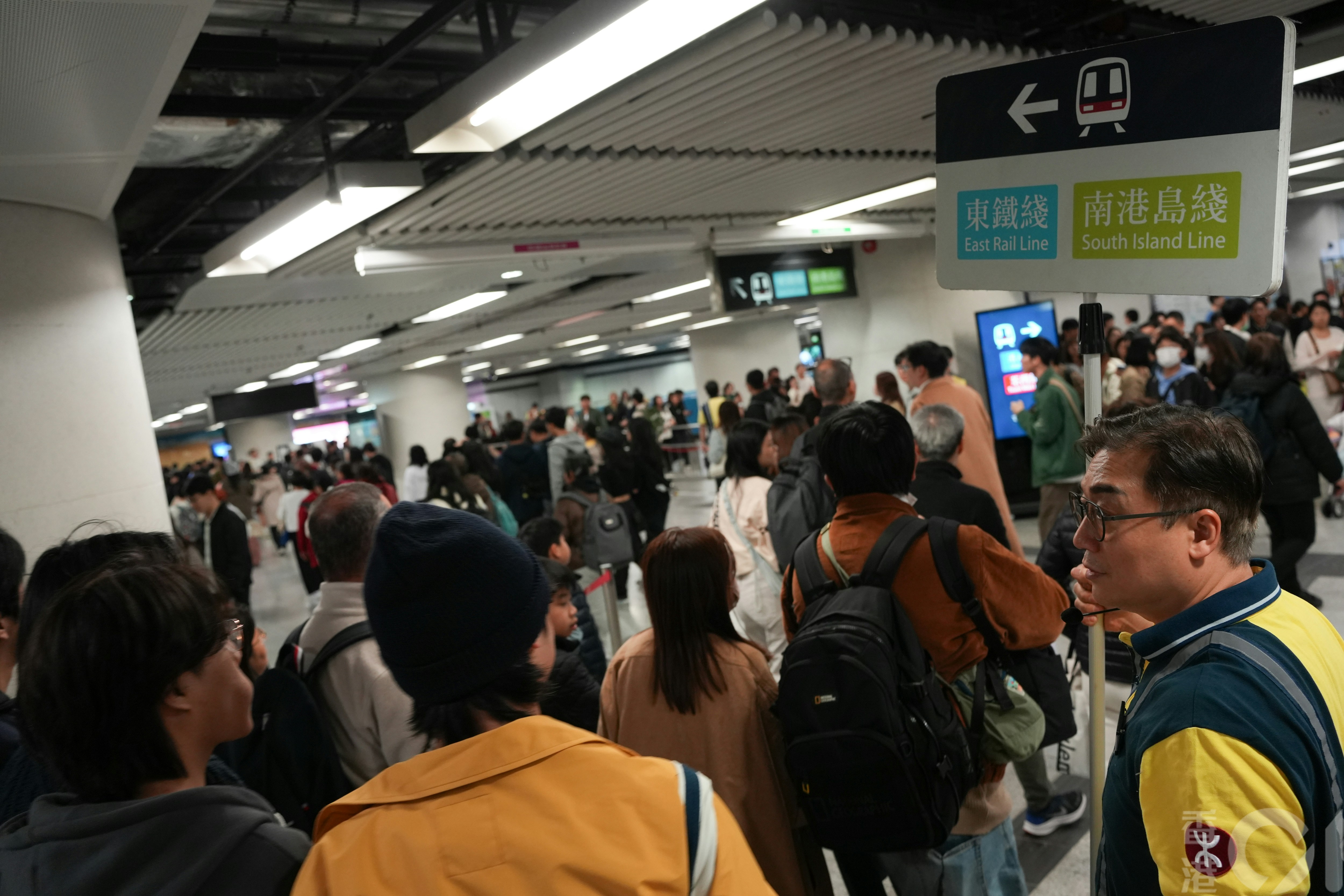 2025年1月1日凌晨時分，不少內地旅客在看完除夕煙花倒數後，於金鐘站乘搭東鐵往羅湖口岸北上深圳。（黃浩謙攝）