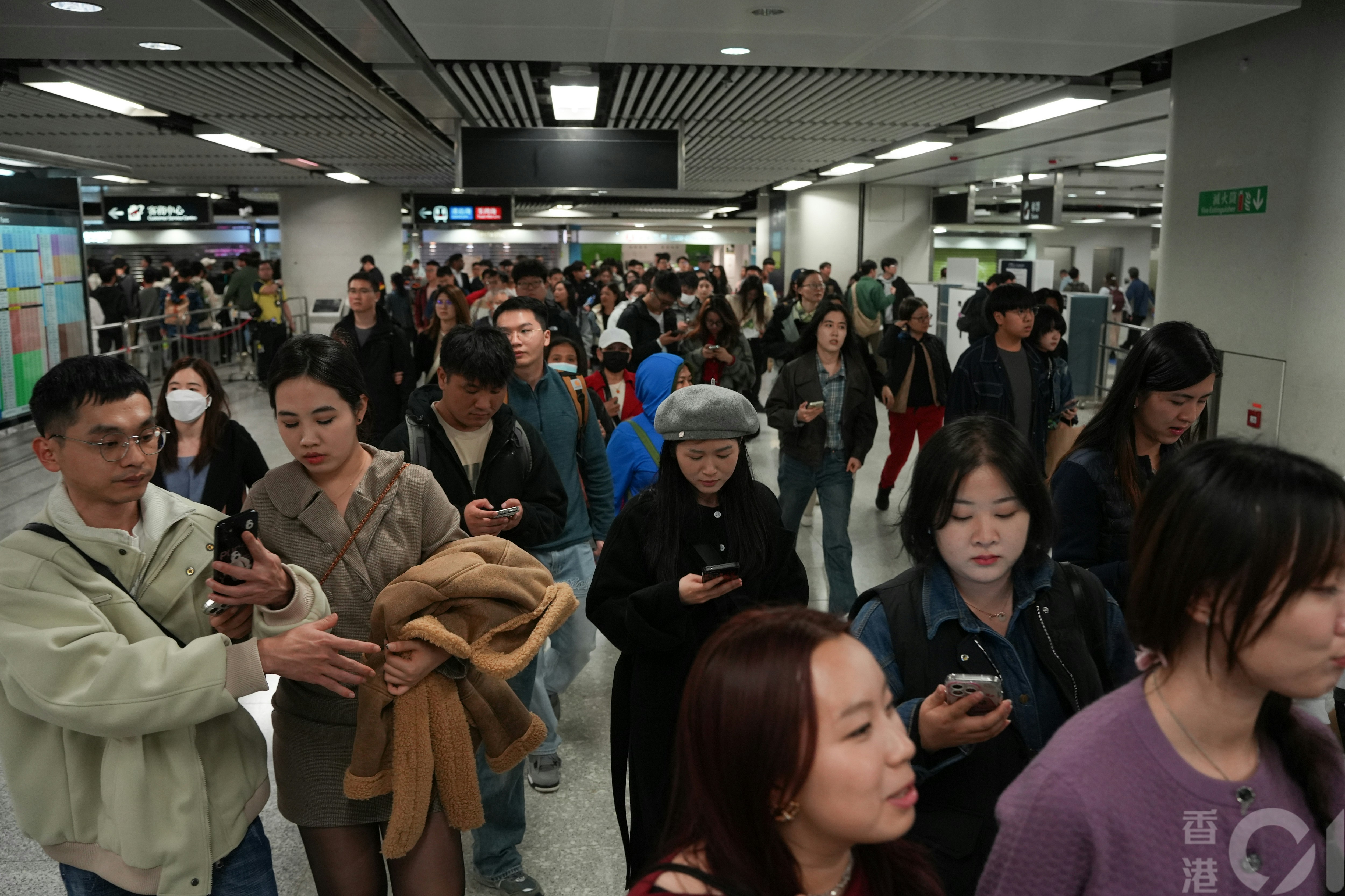 2025年1月1日凌晨時分，不少內地旅客在看完除夕煙花倒數後，於金鐘站乘搭東鐵往羅湖口岸北上深圳。（黃浩謙攝）