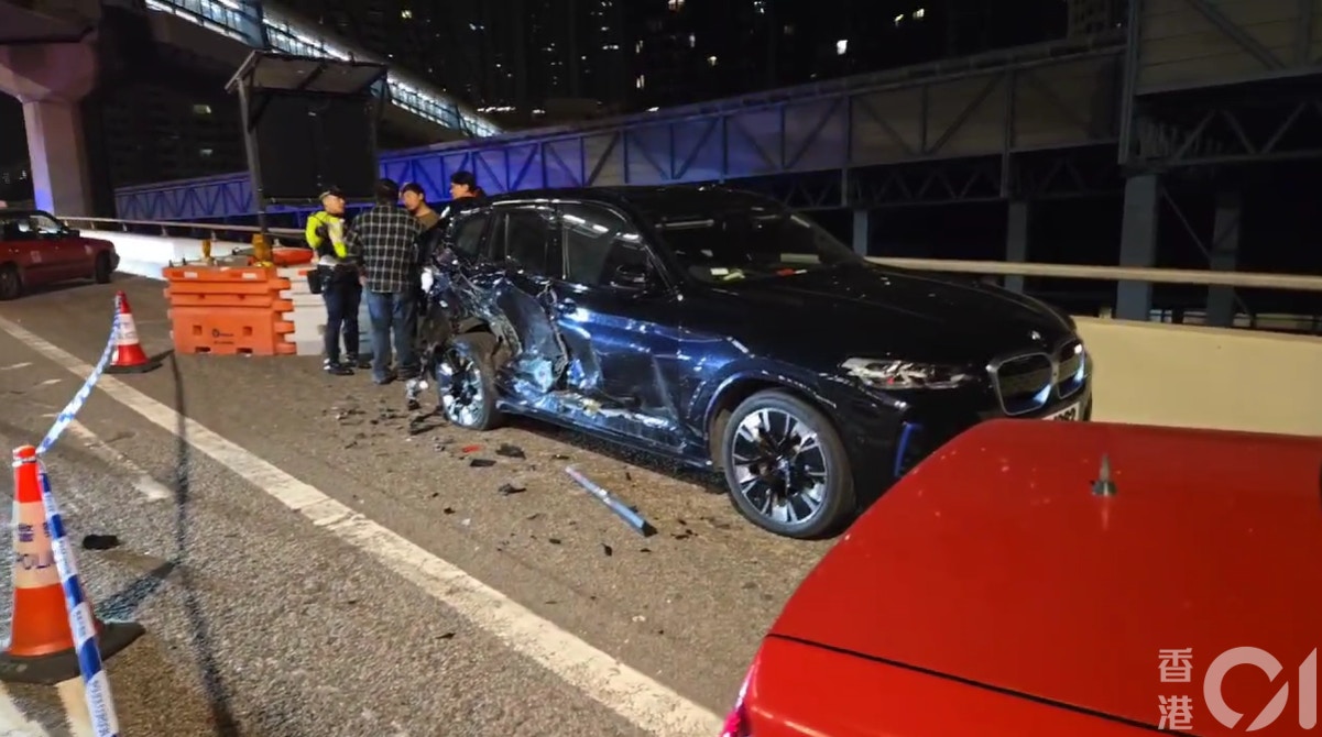 意外波及停泊路邊的3輛私家車。（陳永武攝）
