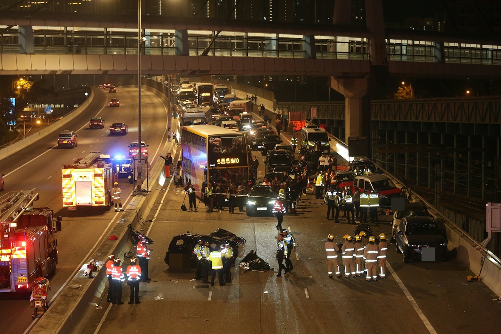 西九龍公路往西隧方向近奧海城6車交通意外,釀成3死4傷。