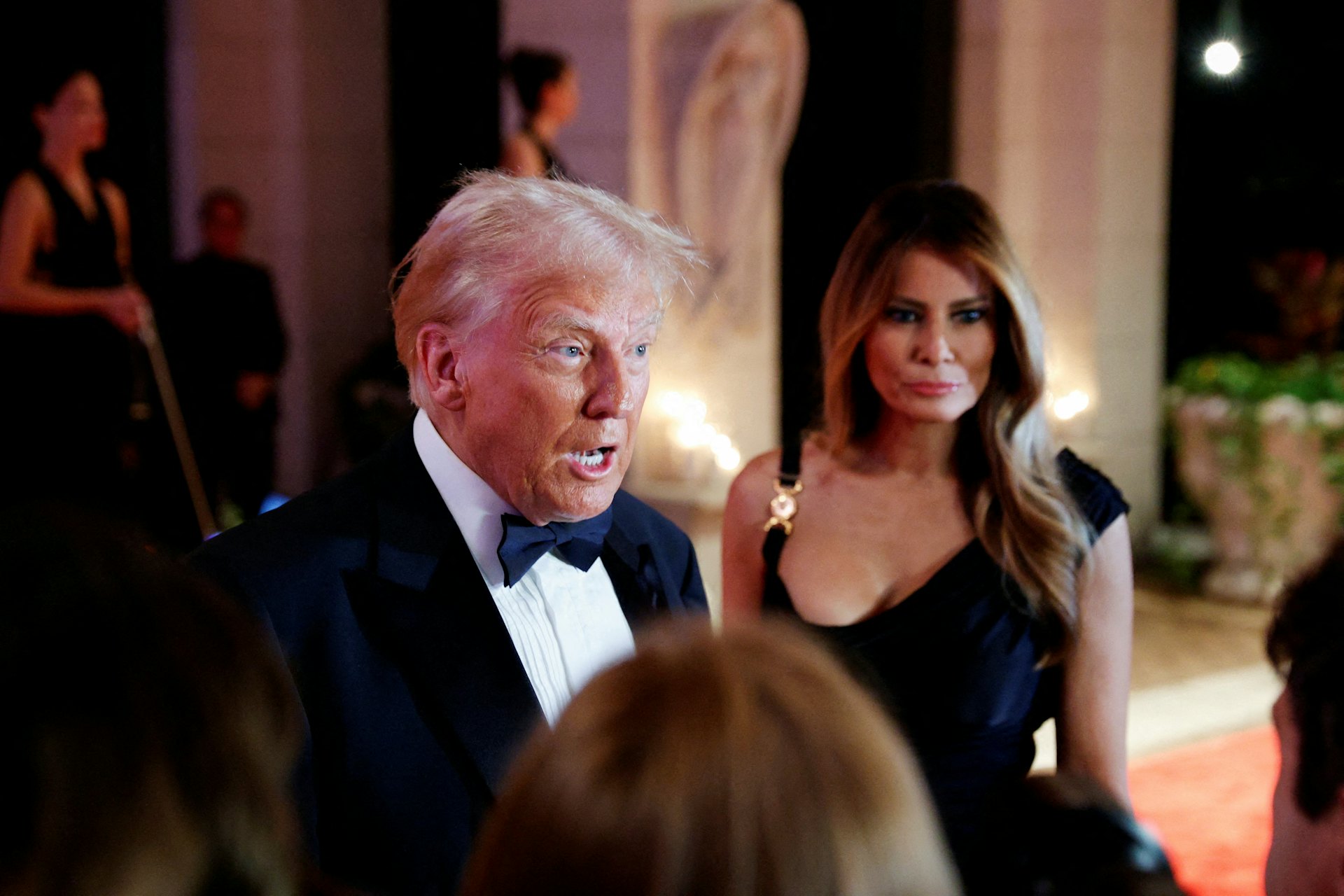 美國當選總統特朗普12月31日於佛羅里達州海湖莊園(Mar-a-Lago)參加除夕夜派對,期間表示自己將出席前總統卡特(Jimmy Carter)的葬禮。(Reuters) 美國當選總統特朗普12月31日於佛羅里達州海湖莊園(Mar-a-Lago)參加除夕夜派對,期間表示自己將出席前總統卡特(Jimmy Carter)的葬禮。(Reuters)
