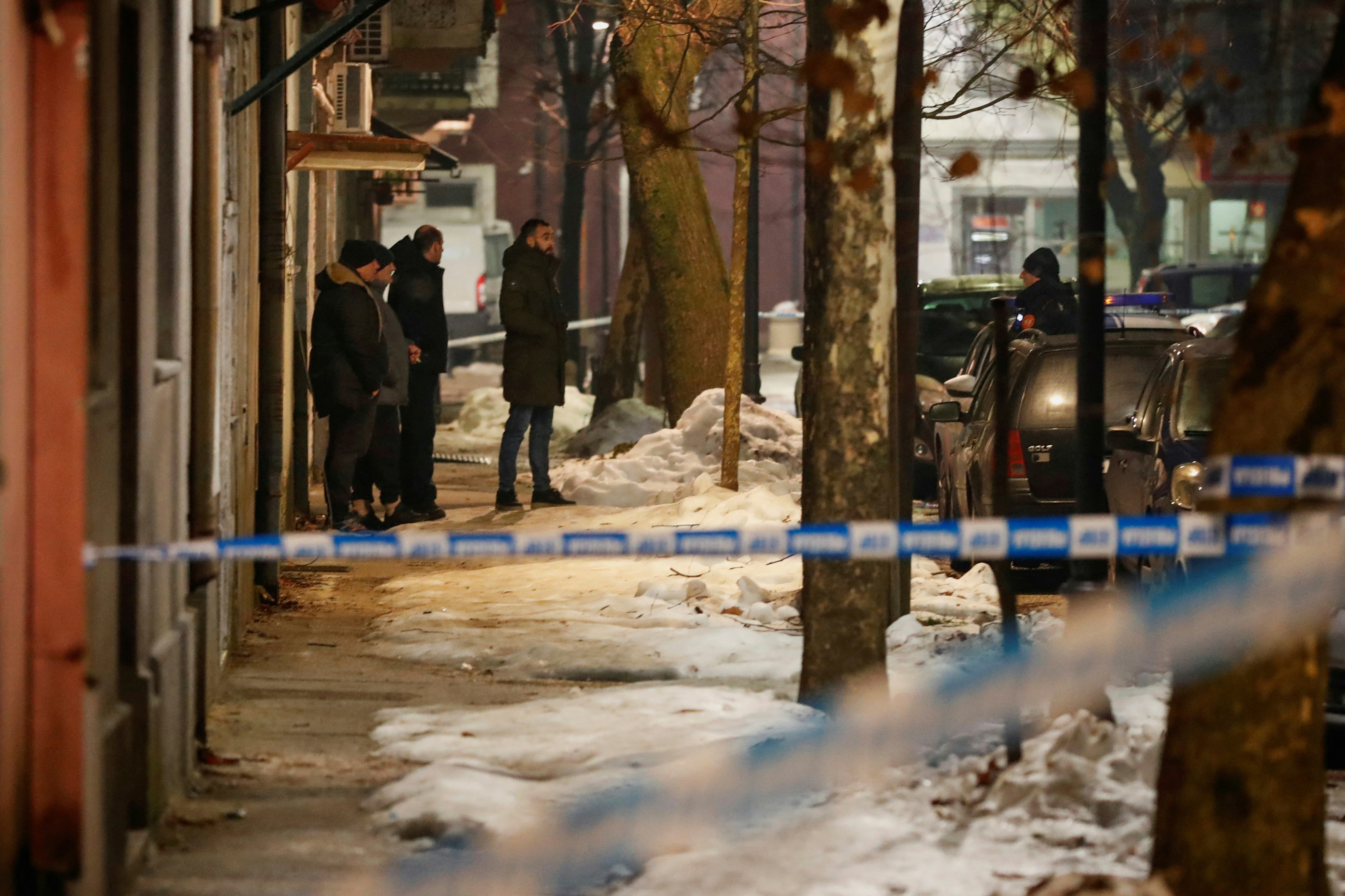 圖為2025年1月1日，黑山采蒂涅（Cetinje）發生槍擊案，警察和鑑識人員等抵達附近。（Reuters）