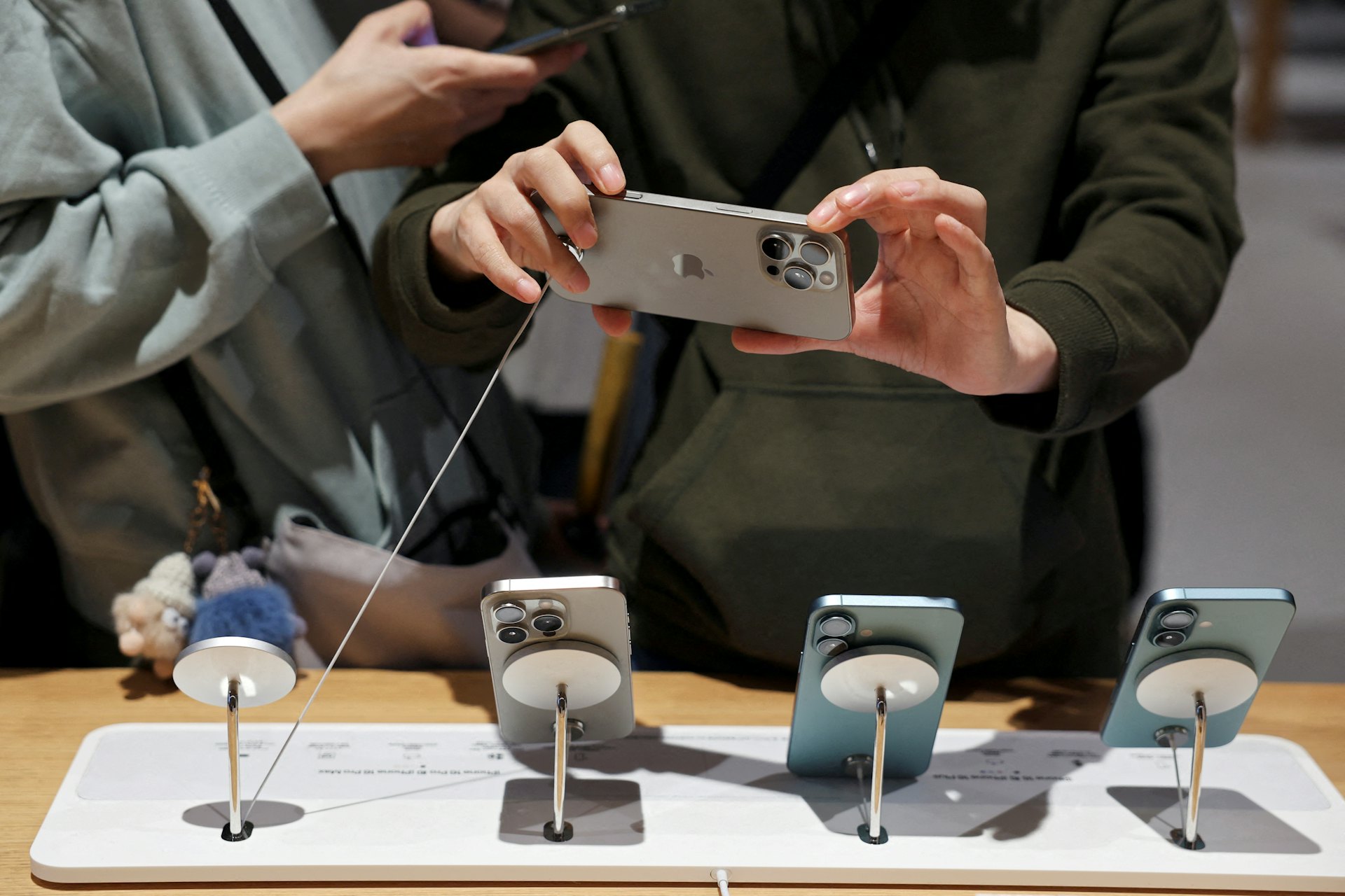 2024年9月20日,中國北京的一間蘋果商店開始發售新款iPhone16系列智慧型手機,圖為一名男子正在檢視 iPhone16ProMax手機。(Reuters) 2024年9月20日,中國北京的一間蘋果商店開始發售新款iPhone16系列智慧型手機,圖為一名男子正在檢視 iPhone16ProMax手機。(Reuters)