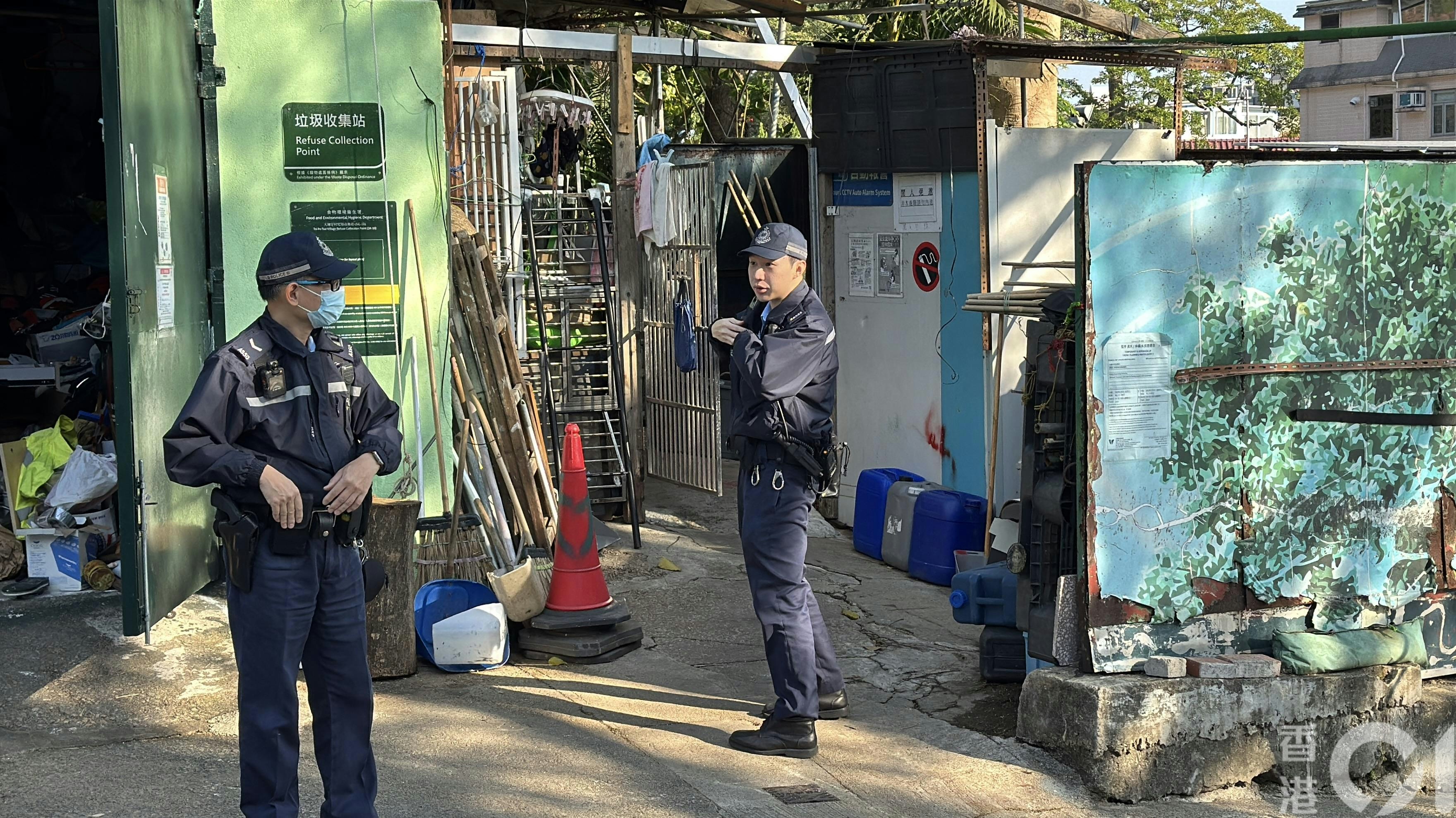 警員在大埔仔垃圾收集站調查。（翁鈺輝攝）