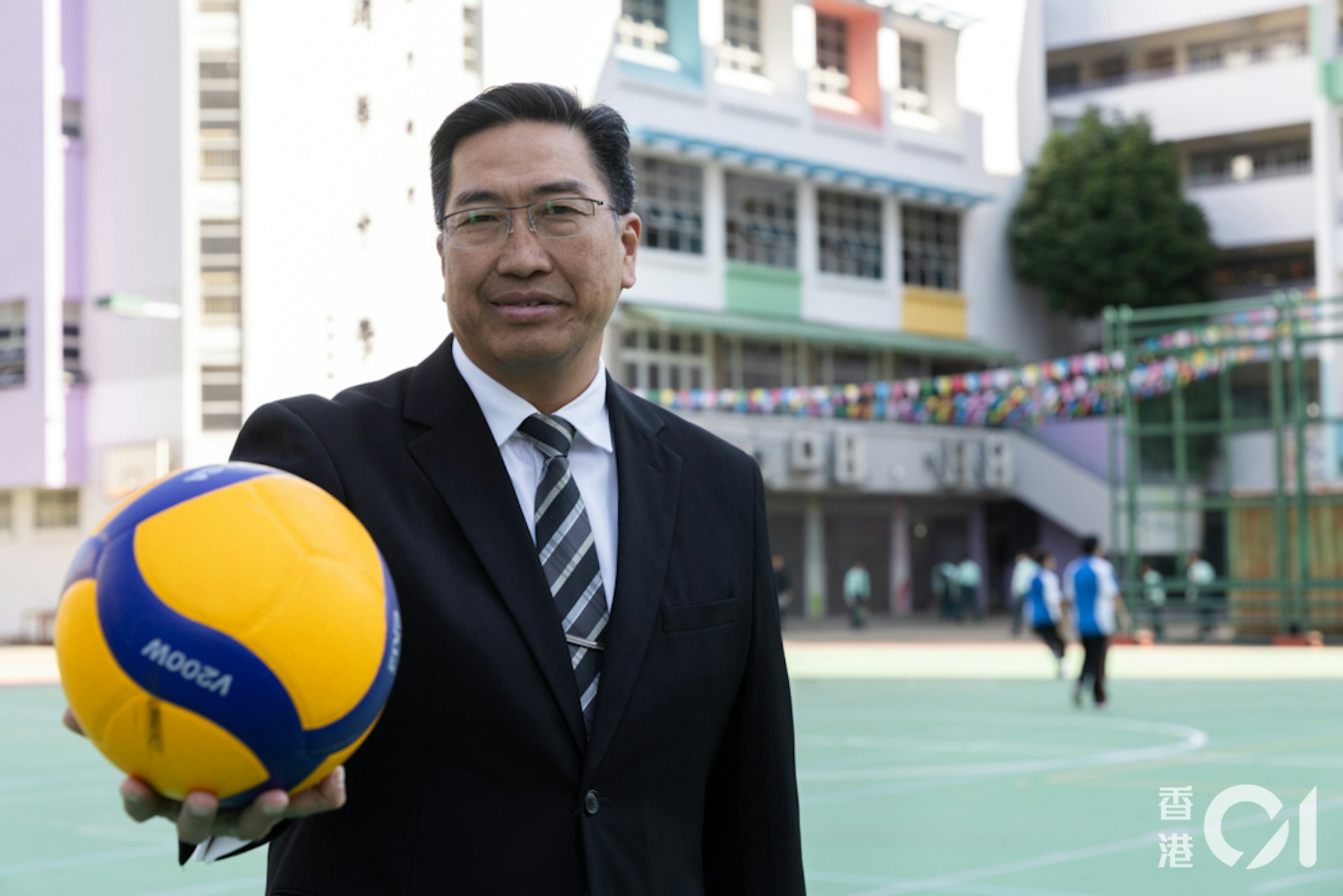 中華基督教會方潤華中學校長吳俊雄擅長打排球,曾是本港排球代表隊球員及排球甲組球隊「群力」球員。他亦持有國際教練牌照,曾任教排球港隊、青年隊、教育學院女子排球隊,升任副校長後才因為工作繁忙而停止教練工作。 中華基督教會方潤華中學校長吳俊雄擅長打排球,曾是本港排球代表隊球員及排球甲組球隊「群力」球員。他亦持有國際教練牌照,曾任教排球港隊、青年隊、教育學院女子排球隊,升任副校長後才因為工作繁忙而停止教練工作。