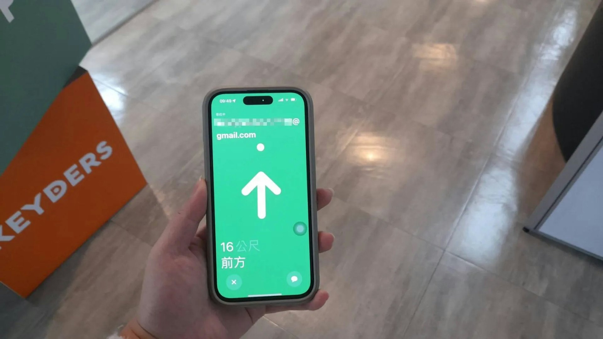 iPhone15以上機型可使用「尋找」App,跨年、演唱會散場時方便尋找對方位置。
(網路溫度計DailyView提供) iPhone15以上機型可使用「尋找」App,跨年、演唱會散場時方便尋找對方位置。
(網路溫度計DailyView提供)