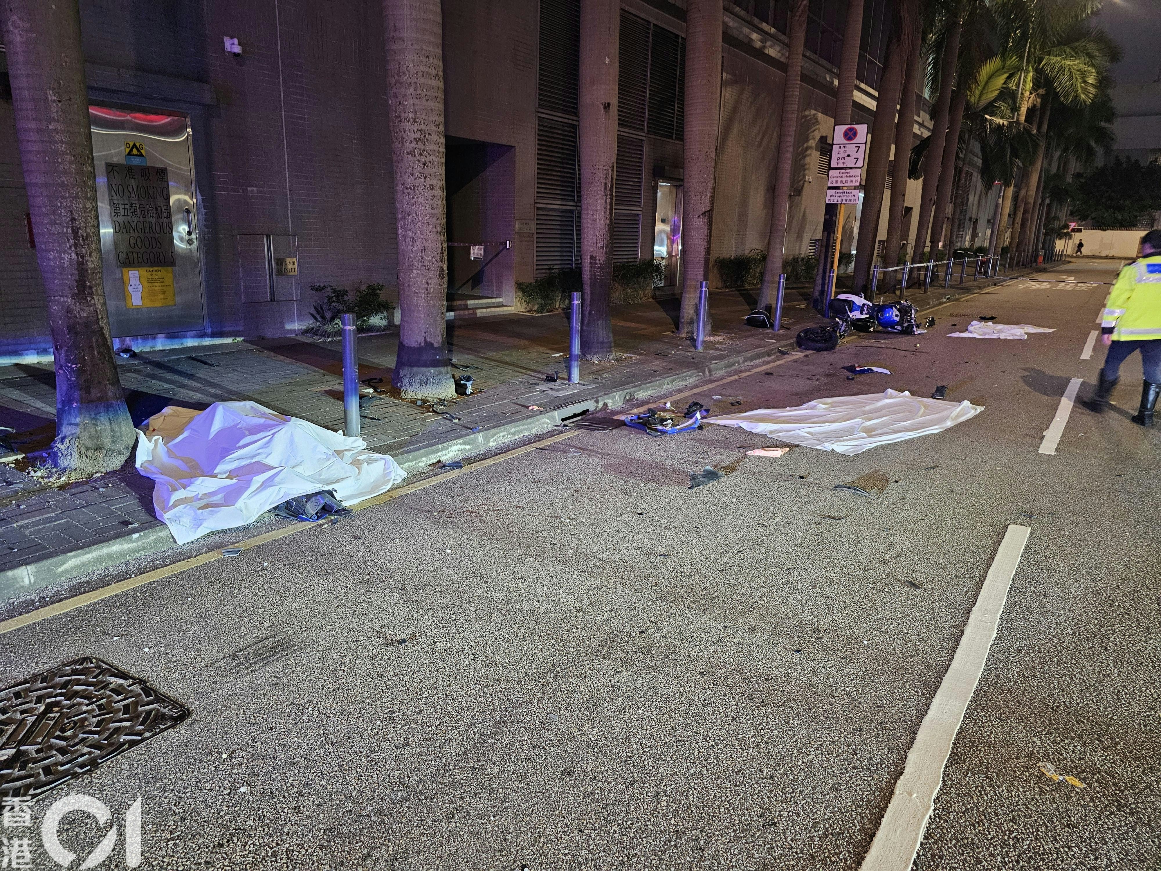 九龍灣宏基街有電單車失事，鐵騎士當場死亡，遺體以白布覆蓋。（鄧海興攝）