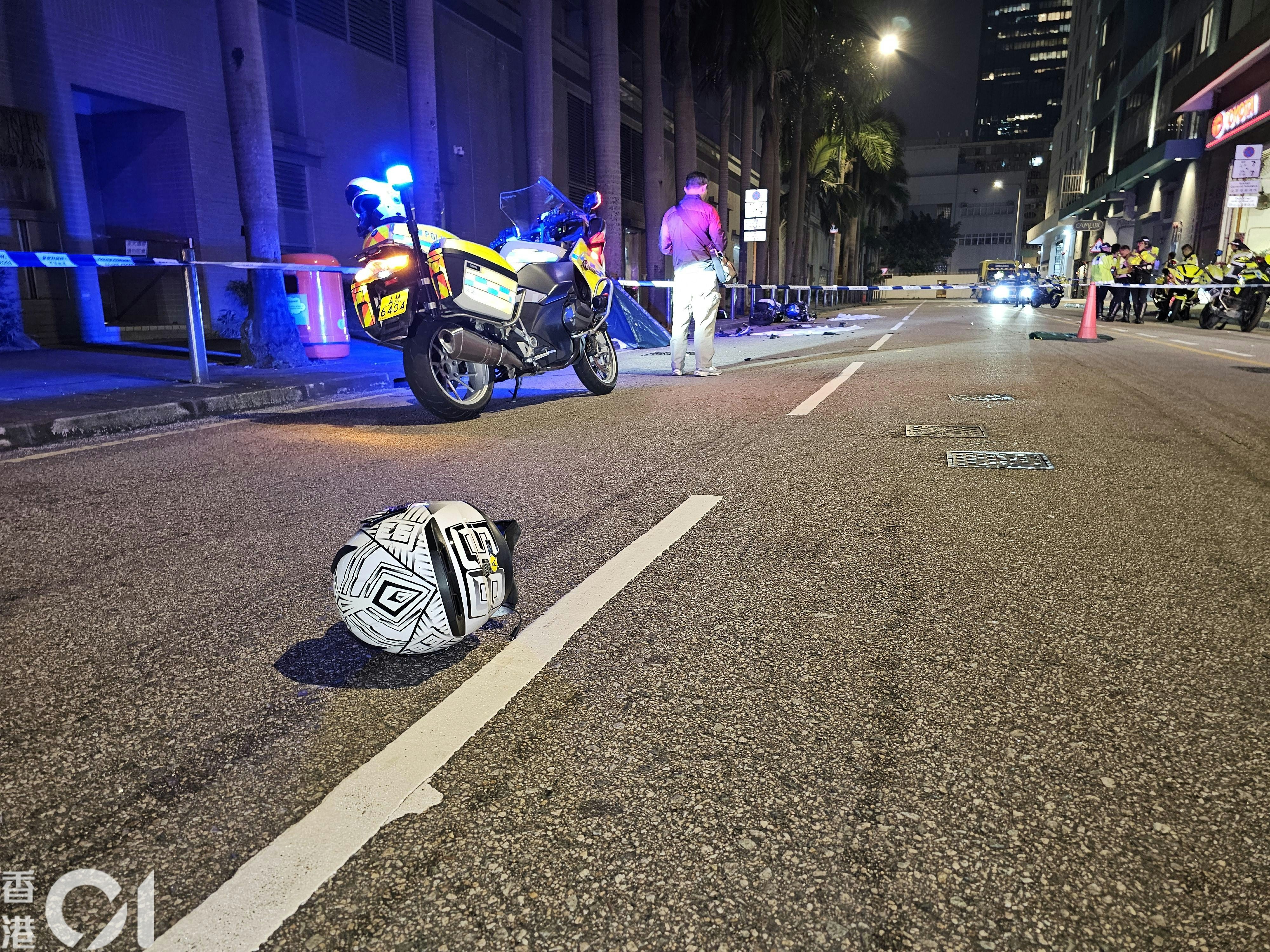 九龍灣宏基街有電單車失事，鐵騎士當場死亡，馬路上遺下一個頭盔。（鄧海興攝）
