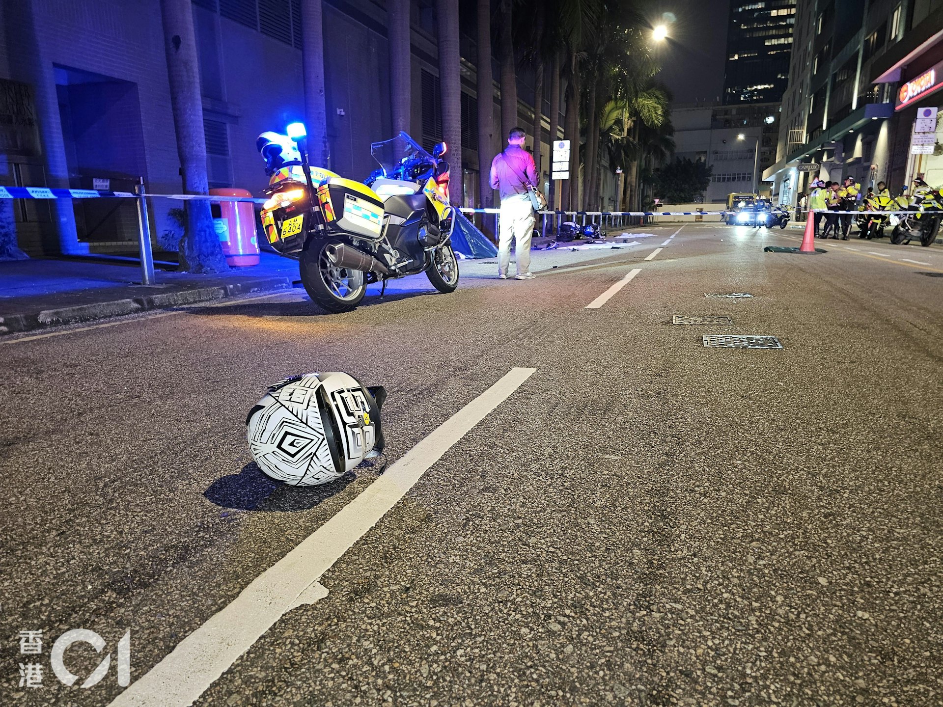 九龍灣宏基街有電單車失事,鐵騎士當場死亡,馬路上遺下一個頭盔。(鄧海興攝)