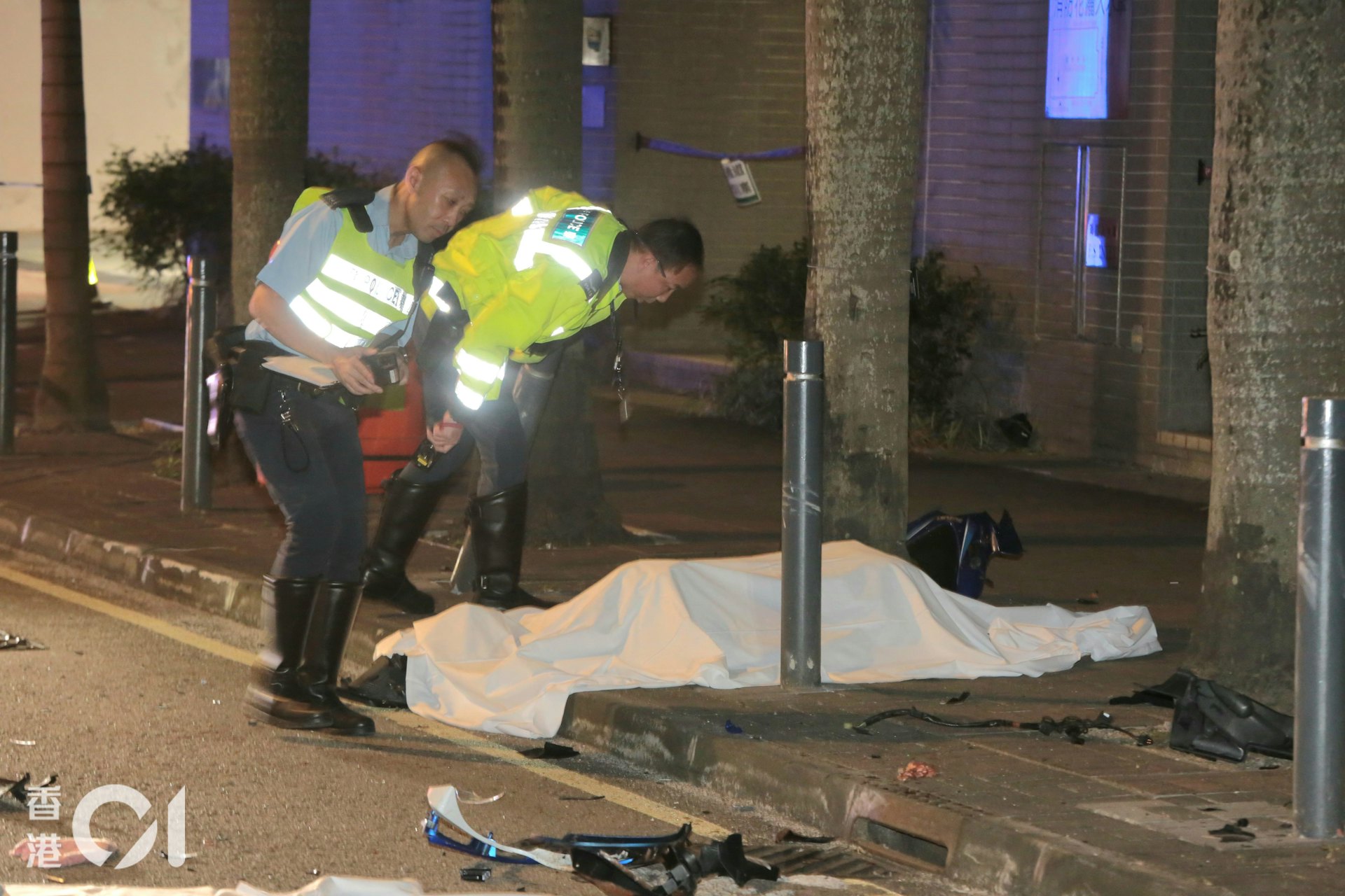 九龍灣宏基街有電單車失事,鐵騎士當場死亡,遺體以白布覆蓋,警員在場調查。(梁偉權攝)