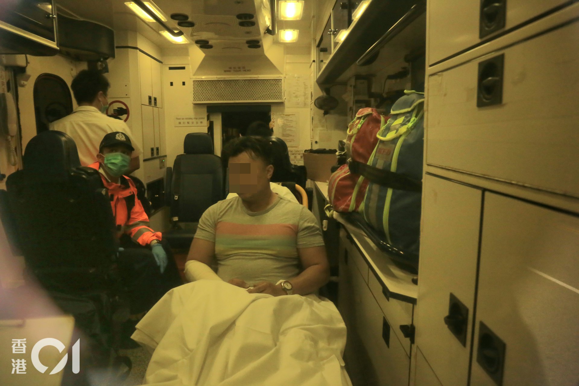 九龍灣宏基街有電單車失事,鐵騎士當場死亡。現場消息指,當時電單車遭交通警追截,一名海關關員衝止嘗試阻擋電單車,結果被撞到受傷。(梁偉權攝)