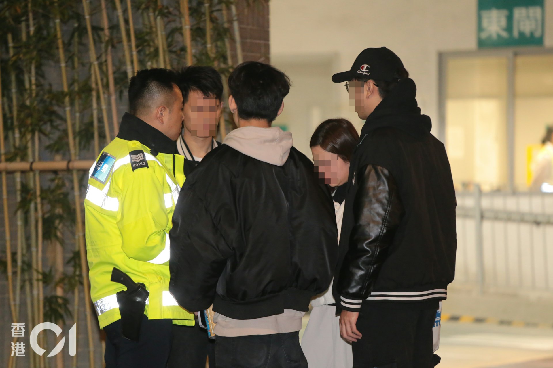 九龍灣宏基街有電單車失事,鐵騎士當場死亡,死者多名友人到場了解,其間有人激動落淚。(梁偉權攝)