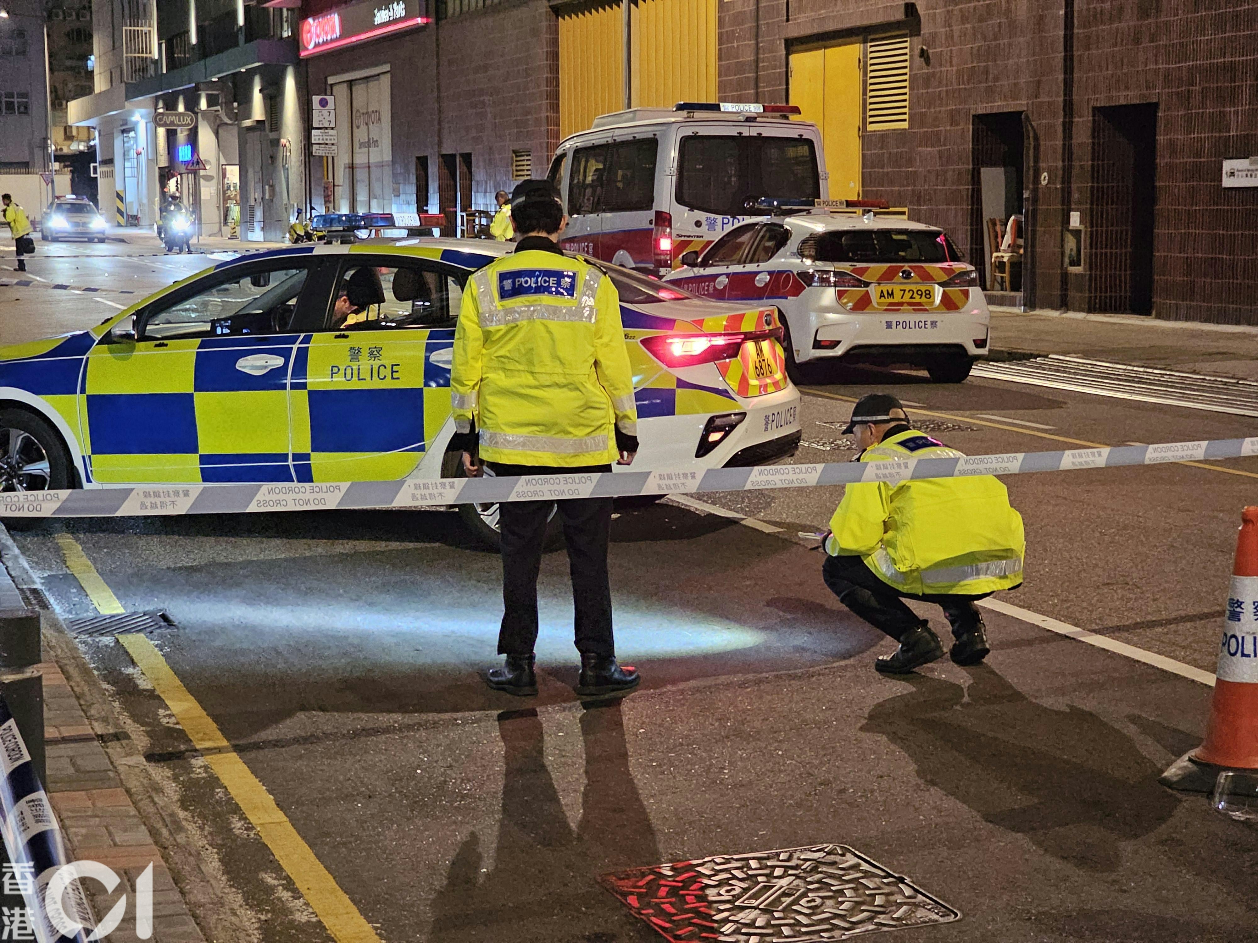 九龍灣宏基街有電單車失事，鐵騎士當場死亡，大批警員在場調查。（鄧海興攝）