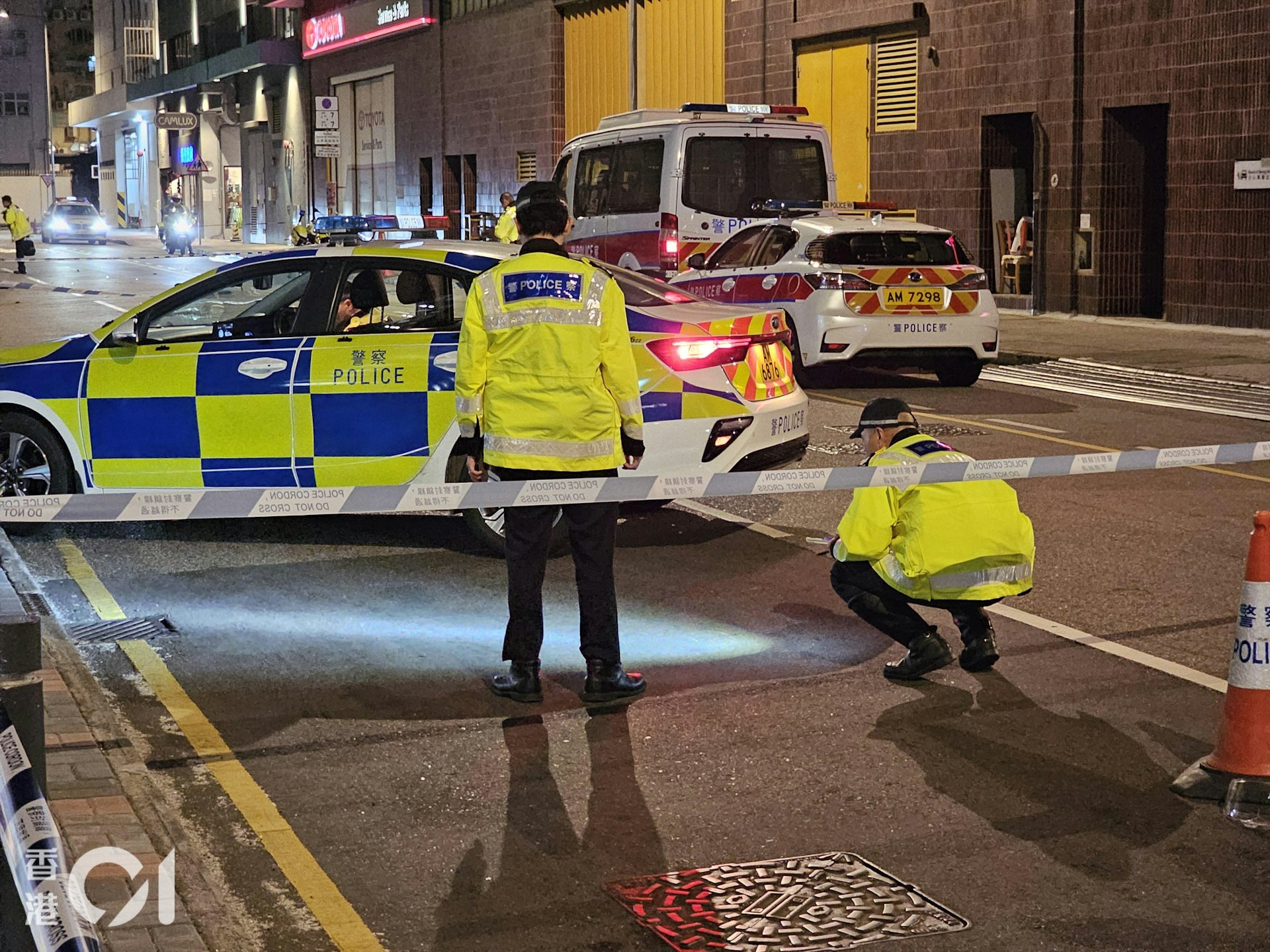 九龍灣宏基街有電單車失事,鐵騎士當場死亡,大批警員在場調查。(鄧海興攝)