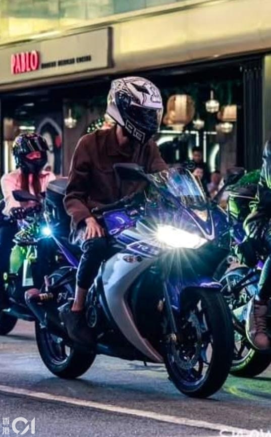 九龍灣宏基街有電單車失事，鐵騎士當場死亡，圖為他生前參加車聚的照片，相中並非涉事電單車。（死者友人提供）