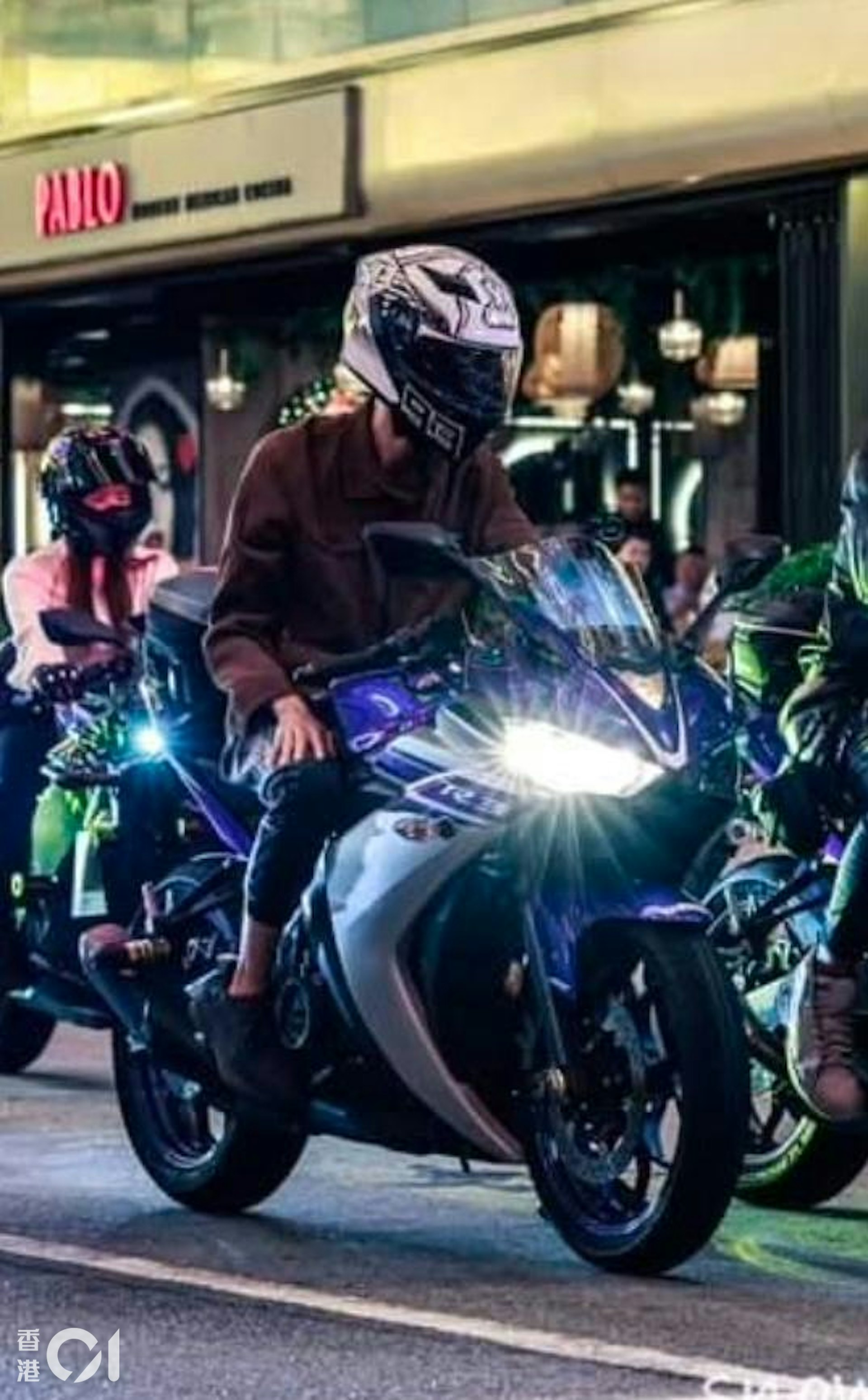 九龍灣宏基街有電單車失事,鐵騎士當場死亡,圖為他生前參加車聚的照片,相中並非涉事電單車。(死者友人提供)