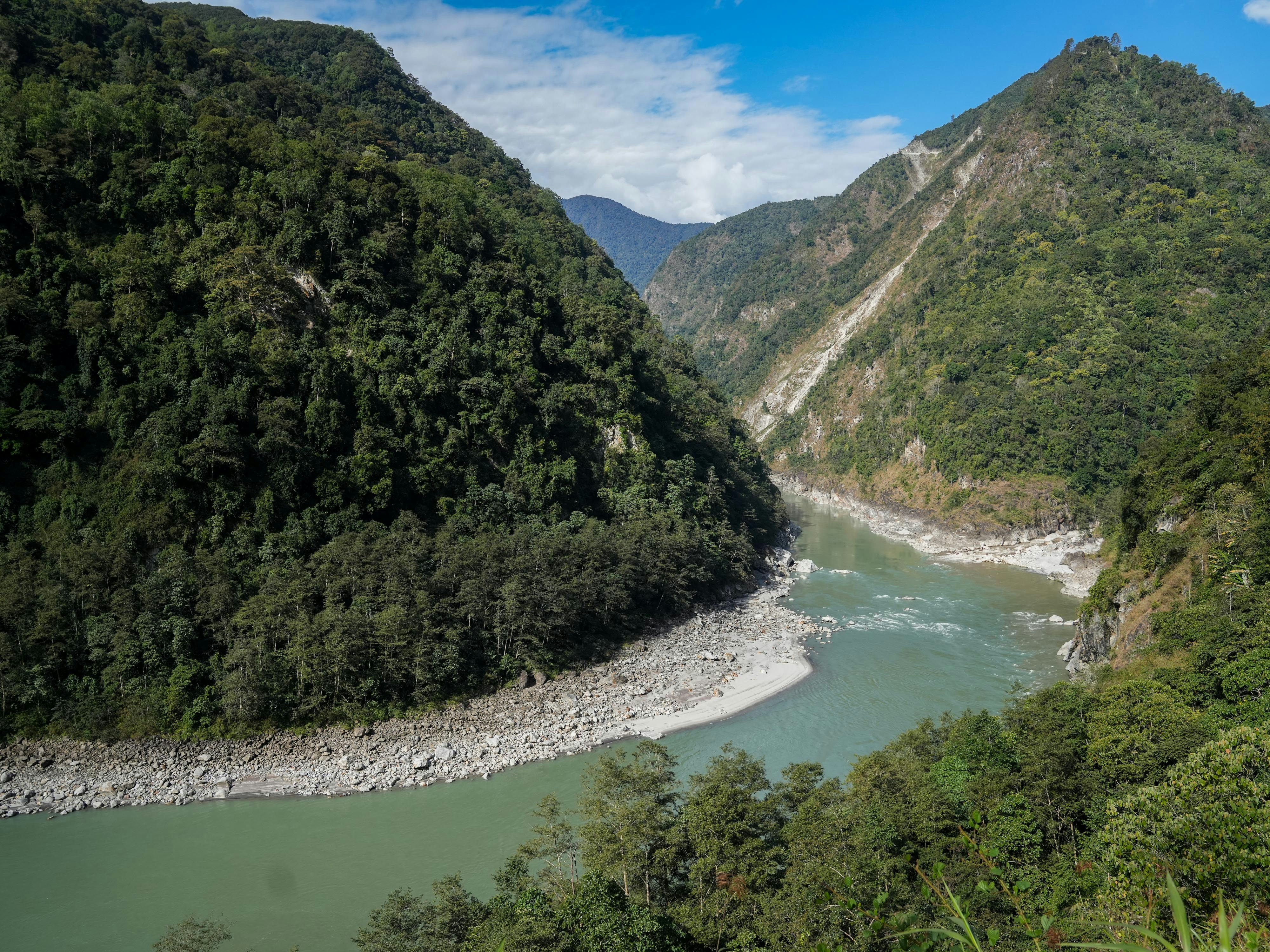 圖為2024年12月23日由無人機拍攝的照片，照片中可以看到位於西藏的雅魯藏布江。（新華社）